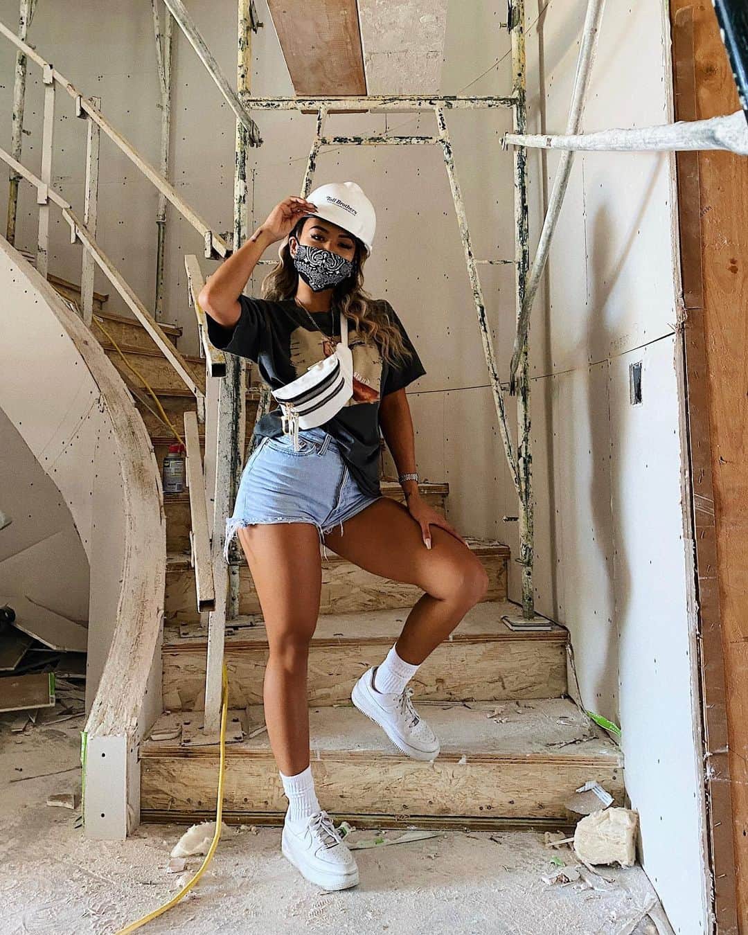 リアン Vのインスタグラム：「EPISODE 2 is LIVE! 🔨👷🏻‍♀️Brought the builders some lunch, went furniture shopping, and finally moved in! 🏠 WATCH & SUBSCRIBE NOW! 😘」