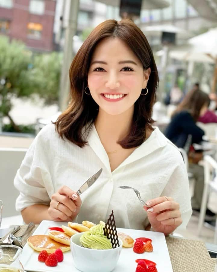 のインスタグラム：「こんにちは💕 . 今日は里奈ログ🥞❤️ 大好きなパンケーキとフライドポテト🥞🍟🐷 . こないだYouTube撮影の後にスタッフみんなでランチ❤️ @grandhyatttokyo のフィオレンティーナのテラスで☀️✨ . ここ光が綺麗で写真が綺麗に盛れて撮れるし、パンケーキも美味しい大好きな場所❤️笑 . 佳子おすすめのトリュフのフライドポテトがすごく美味しくて、パンケーキも含めてパクパクたべてしまった😛😛❤️ 撮影頑張ったしたまにはいいよね💕✨ . 素敵なメンバーに恵まれてリニューアルYouTubeチャンネルとっても良い感じになりそうです！（11月中にはアップできそう！） . そしてネイルも @risa.malvina ちゃんに変えてもらったよ💅❤️ @chanel.beauty のクリスマスコフレのマニキュアから、冬のミラーホワイトネイル❤️ゴールドの金具が大人っぽさをプラスして人気のデザイン💕 . いつもおまかせで最高に可愛くしてくれてありがとう❤️ハンドに合わせてフットもお任せしました🐥✨💕 . 今日も素敵な一日になりますように🎵 . #りなまるグルメ #石井里奈 #パンケーキ #pancakes #パンケーキ巡り #秋ネイル #冬ネイル #フットネイル #テラスランチ #テラス #グランドハイアット東京 #grandhyatt #grandhyatttokyo #スイーツ #スイーツ女子 #フライドポテト #sweet #sweets #celford #セルフォード #シャネル #クリスマスコフレ #ホリデーコレクション #コフレ #パンケーキ部 #朝食 #モーニング #morning #breakfast ＃休日の過ごし方 #youtube」