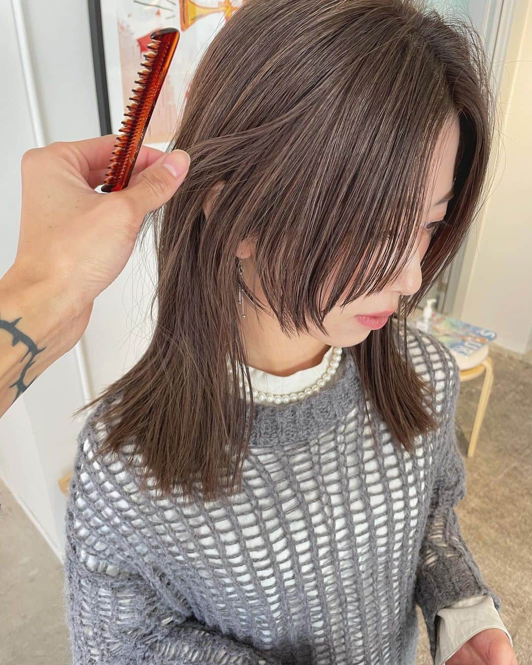 カワシリアツシのインスタグラム：「@aynstu ステップカット✂︎ 何もしなくても、ニュアンス感が出て オススメのスタイル◎ @kousei_goto にもらったコームも良き🙆‍♂️」