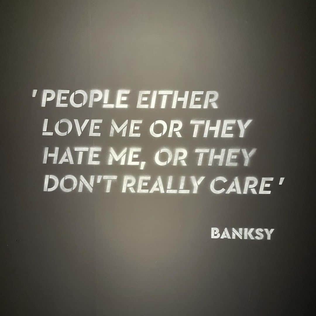 田代裕美恵のインスタグラム：「Banksy🐒 . . Banksy exhibition . . 🐀 . . やっぱりアート見に行くのは 楽しいなぁ🥴💘 . #artexhibition #banksy #banksyexhibition」