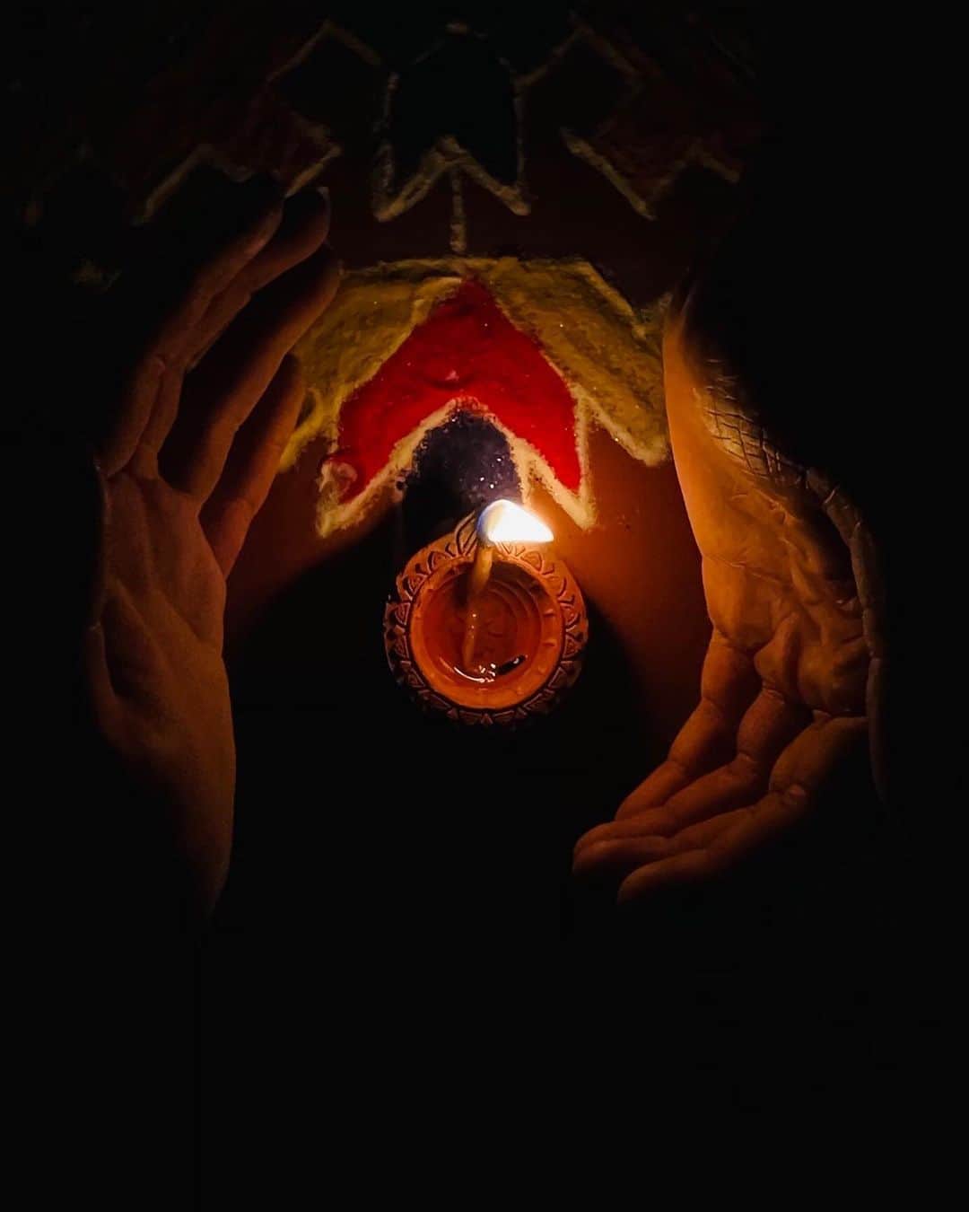 appleさんのインスタグラム写真 - (appleInstagram)「First Lights of Diwali Commissioned by Apple. #ShotoniPhone 12 Pro by... - 1 + 2, 4-7. Royson C. @teen_raste “Diwali helps us believe that no matter how dark the times get, light always seeks its way in. This year it’ll be more important than ever.” - 3 + 8. Kaustav S. @kaustavsarkar “This year is special because I get to celebrate Diwali with my parents and closest family in the most intimate ways.”」11月14日 12時31分 - apple