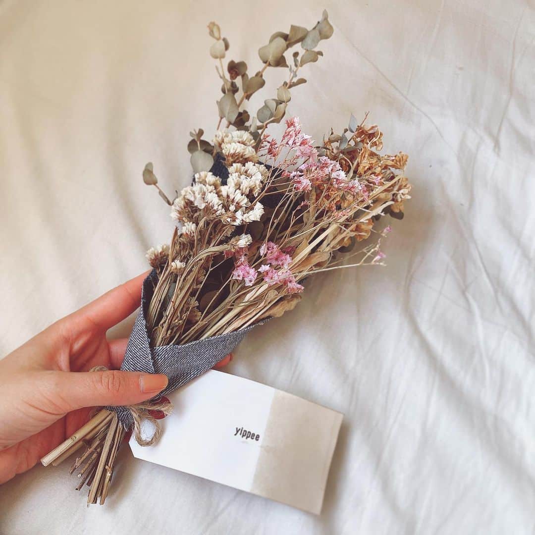 のインスタグラム：「お家のドライフラワー💐  もうお迎えして2ヶ月経つけどまだ全然キレイ✴︎  ドライフラワーの寿命ってどれぐらいだろ☁️  #flowers #flowerlovers #💐 #花のある暮らし #花のある生活 #ドライフラワー #ドライフラワーのある暮らし #instagood q」