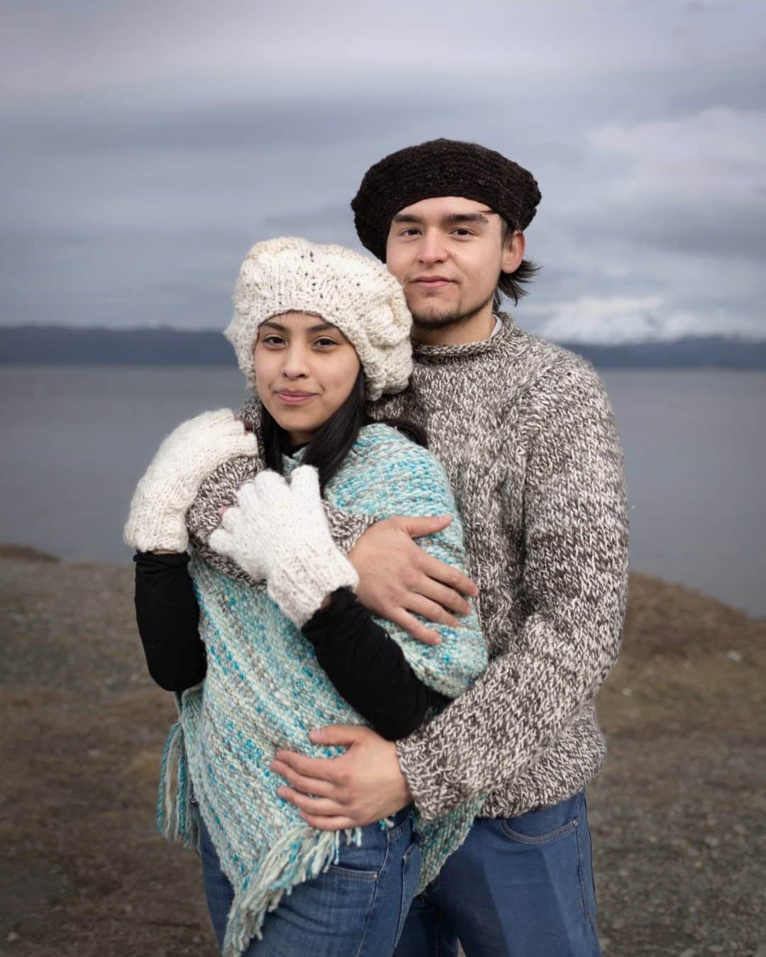 のインスタグラム：「Photo by Luján Agusti @lujanag / Ushuaia, Tierra del Fuego, Argentina. Violeta and Bruno pose for a portrait on the coast of the Beagle Channel. They belong to the big family of “Hilanderas del Fin del Mundo” @fibrasdelfindelmundo, a group of women who create textile pieces with materials from Tierra del Fuego, such as wool and plants native to the island. Telling this beautiful story gives me some positivity during these harsh times. Follow me at @lujanag to learn more about my life and work in Tierra del Fuego.」