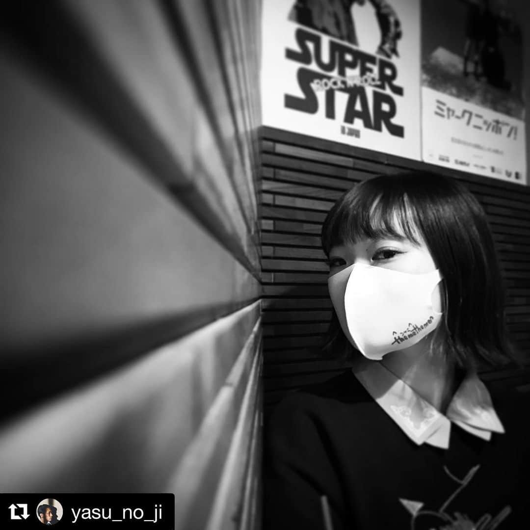 のインスタグラム：「yahsuくんが撮ってくれた☺︎ . . #Repost @yasu_no_ji ・・・ @_yun_chi_ 's new project @_theme_theme_  is starting on 19:00 tonight at Shimokitazawa three @shimokitazawa_three!!! I play guitar on it!!  Yun*chiのnew project themethemeが今夜始動！！俺もギターで参加しますっ。 19:00より下北沢three！！配信もcheck it out!!  #yunchi #themethemn #下北沢three #anniversarygig」