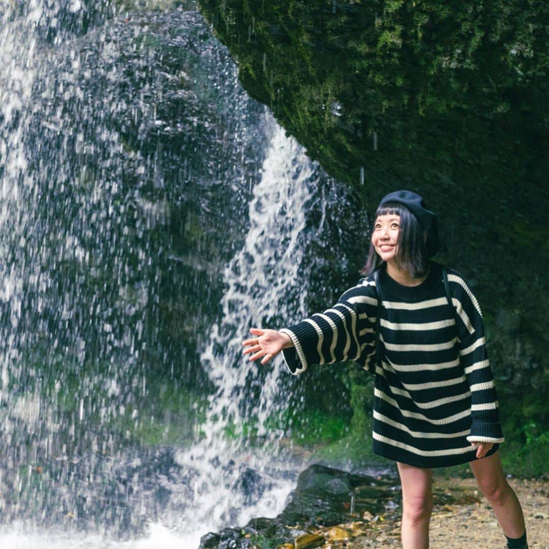 小鳥遊しほのインスタグラム：「滝と蕎麦とりんごにはしゃいできた話。ここんとこ気候が最高だから家より外にいるべき😌  みんなで自然の中でのびのびしようー！てことで茨城県大子町へのトリップ記事を書きました。ストーリーからスワイプして読んでね！！！  滝の裏側に入れるの、楽しかった👼 そば打ちとりんご狩りも楽しかった🍎  秋旅行の参考にしてね〜  #るるぶ #茨城県 #大子町 #滝 #月待の滝 #旅行 #蕎麦 #りんご狩り #rurubuandmore」