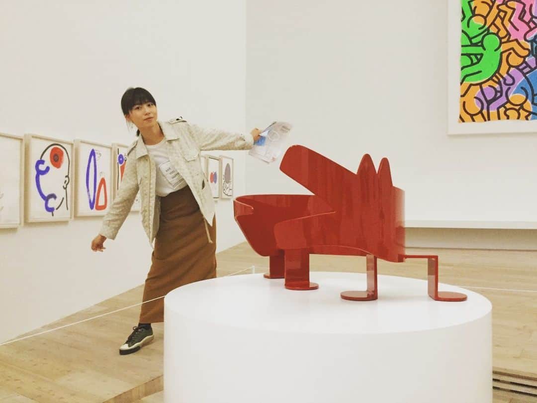 小池花瑠奈さんのインスタグラム写真 - (小池花瑠奈Instagram)「前にちょこっと投稿した キースヘリングコレクション🤓 キースヘリングの世界に迷い込むような感覚でした。建物も素敵！ ちょっとアクセスしづらいですがまた行きたい場所です。 赤いワニ？もいて可愛かった🦁  #keithharing  #キースヘリング #art #museum #美術館巡り」11月14日 12時37分 - natsu_matsumiya