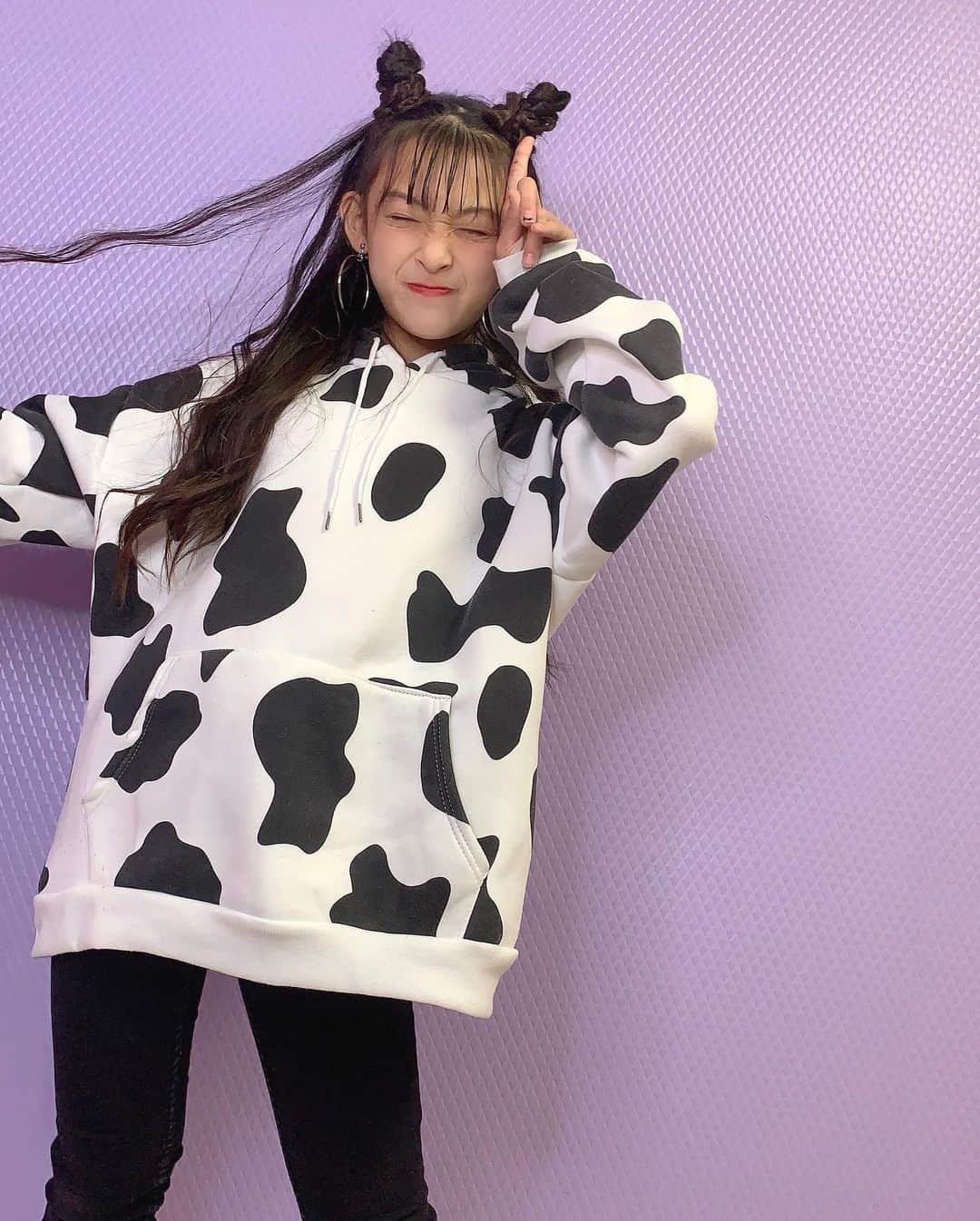 乃江咲綾さんのインスタグラム写真 - (乃江咲綾Instagram)「🐄🐄🐄 @shantihearts  牛柄パーカー 150cm レディースF着用中✨  最後のショット牛すぎてごめん😂😂🐮  #shantihearts  #韓国子供服#キッズコーデ#キッズファッション#韓国ファッション#海外子供服#プチプラ#プチプラコーデ#セレクトショップ#可愛い#オシャレ#子供服#乃江咲綾#cuugal#キューガル#saayacode #kidsmodel #kidsstyle #kidsfashion #insagramer #instalove #instagood #ig_kids #happy #enjoy #smile #follow #followme」11月14日 12時37分 - saaya_saaya0906