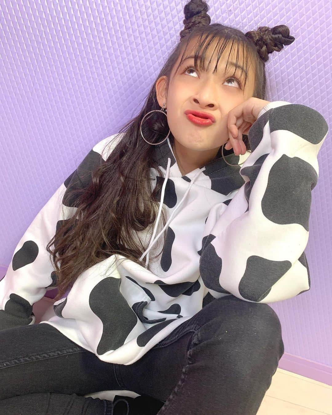 乃江咲綾さんのインスタグラム写真 - (乃江咲綾Instagram)「🐄🐄🐄 @shantihearts  牛柄パーカー 150cm レディースF着用中✨  最後のショット牛すぎてごめん😂😂🐮  #shantihearts  #韓国子供服#キッズコーデ#キッズファッション#韓国ファッション#海外子供服#プチプラ#プチプラコーデ#セレクトショップ#可愛い#オシャレ#子供服#乃江咲綾#cuugal#キューガル#saayacode #kidsmodel #kidsstyle #kidsfashion #insagramer #instalove #instagood #ig_kids #happy #enjoy #smile #follow #followme」11月14日 12時37分 - saaya_saaya0906