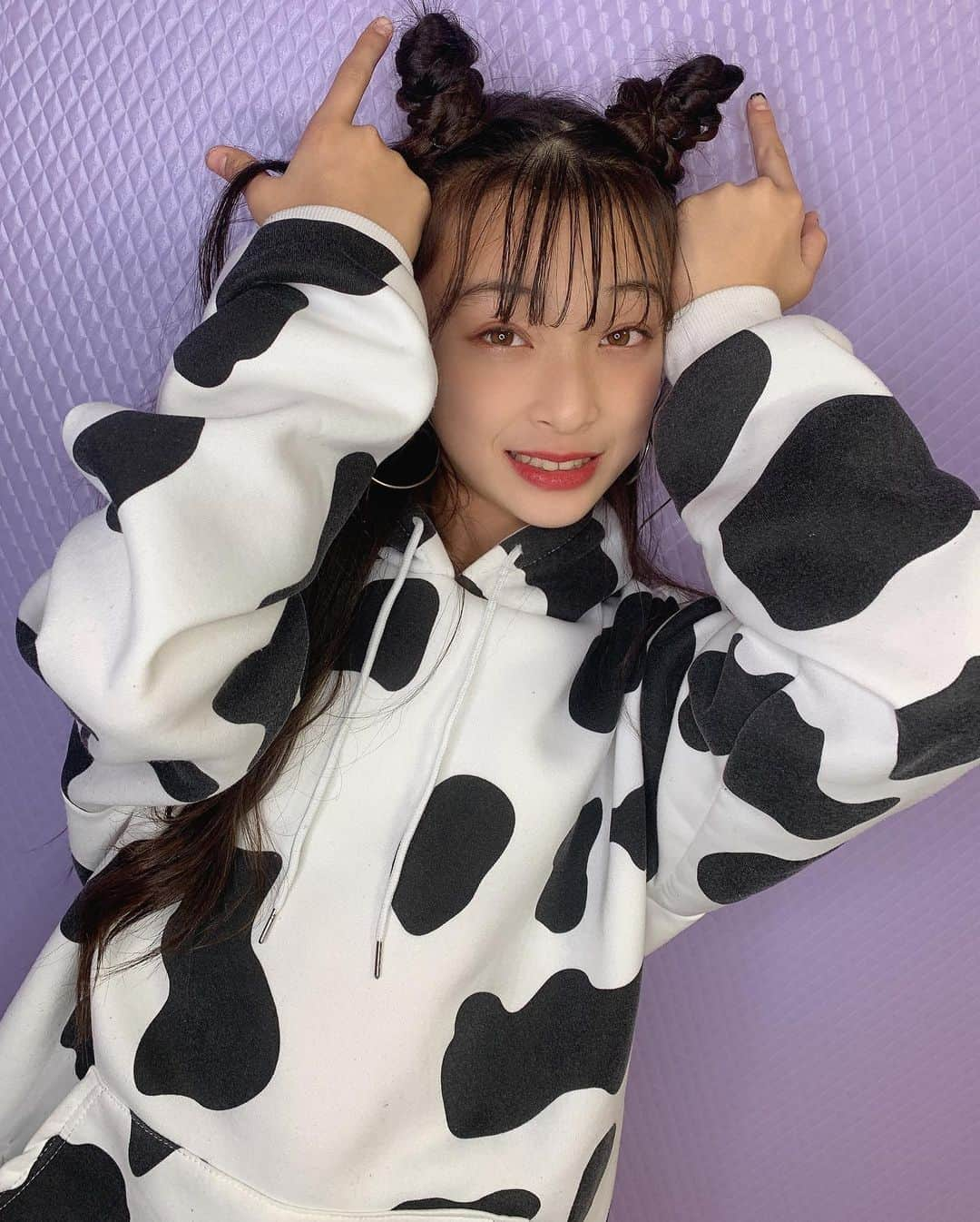 乃江咲綾さんのインスタグラム写真 - (乃江咲綾Instagram)「🐄🐄🐄 @shantihearts  牛柄パーカー 150cm レディースF着用中✨  最後のショット牛すぎてごめん😂😂🐮  #shantihearts  #韓国子供服#キッズコーデ#キッズファッション#韓国ファッション#海外子供服#プチプラ#プチプラコーデ#セレクトショップ#可愛い#オシャレ#子供服#乃江咲綾#cuugal#キューガル#saayacode #kidsmodel #kidsstyle #kidsfashion #insagramer #instalove #instagood #ig_kids #happy #enjoy #smile #follow #followme」11月14日 12時37分 - saaya_saaya0906