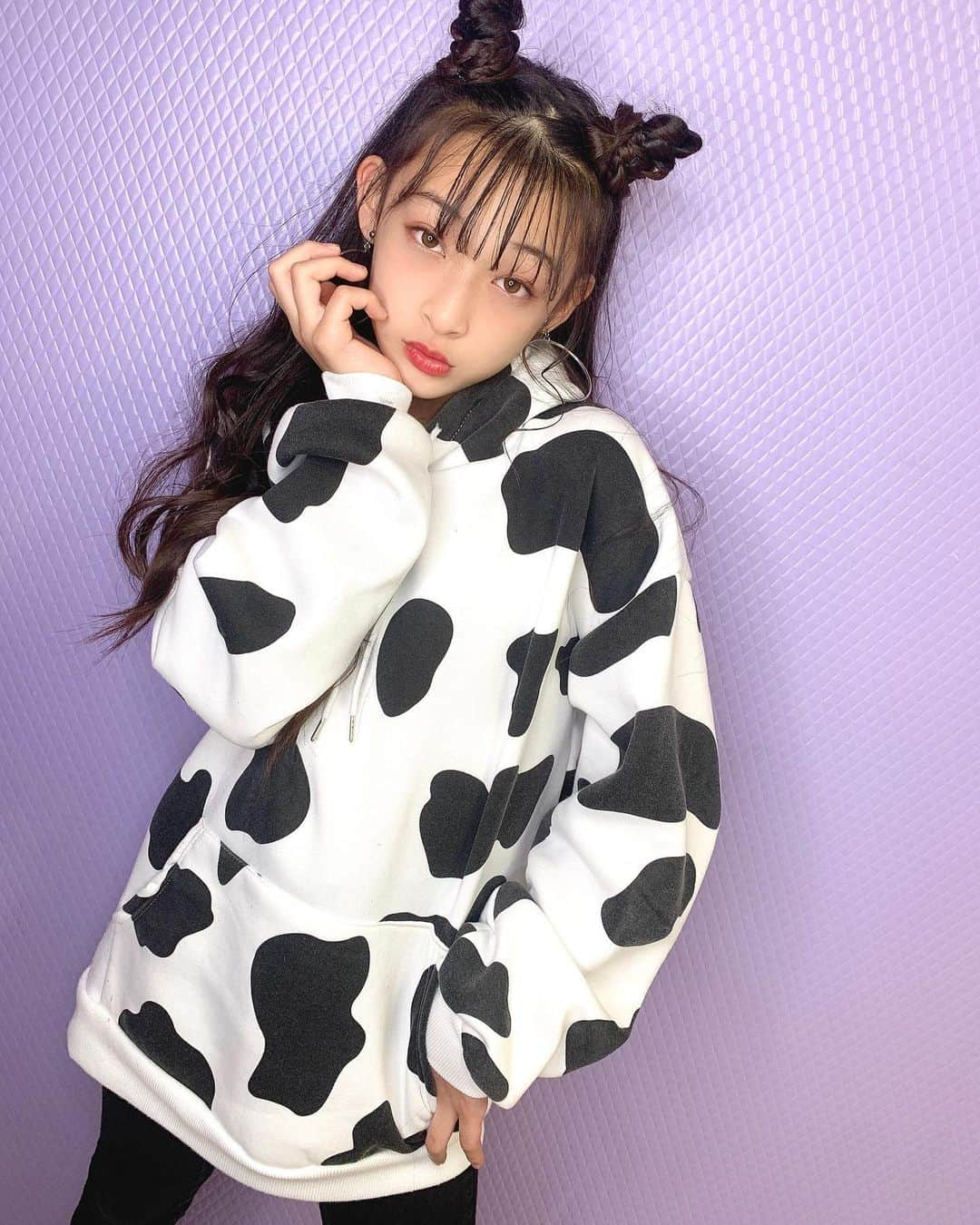 乃江咲綾さんのインスタグラム写真 - (乃江咲綾Instagram)「🐄🐄🐄 @shantihearts  牛柄パーカー 150cm レディースF着用中✨  最後のショット牛すぎてごめん😂😂🐮  #shantihearts  #韓国子供服#キッズコーデ#キッズファッション#韓国ファッション#海外子供服#プチプラ#プチプラコーデ#セレクトショップ#可愛い#オシャレ#子供服#乃江咲綾#cuugal#キューガル#saayacode #kidsmodel #kidsstyle #kidsfashion #insagramer #instalove #instagood #ig_kids #happy #enjoy #smile #follow #followme」11月14日 12時37分 - saaya_saaya0906