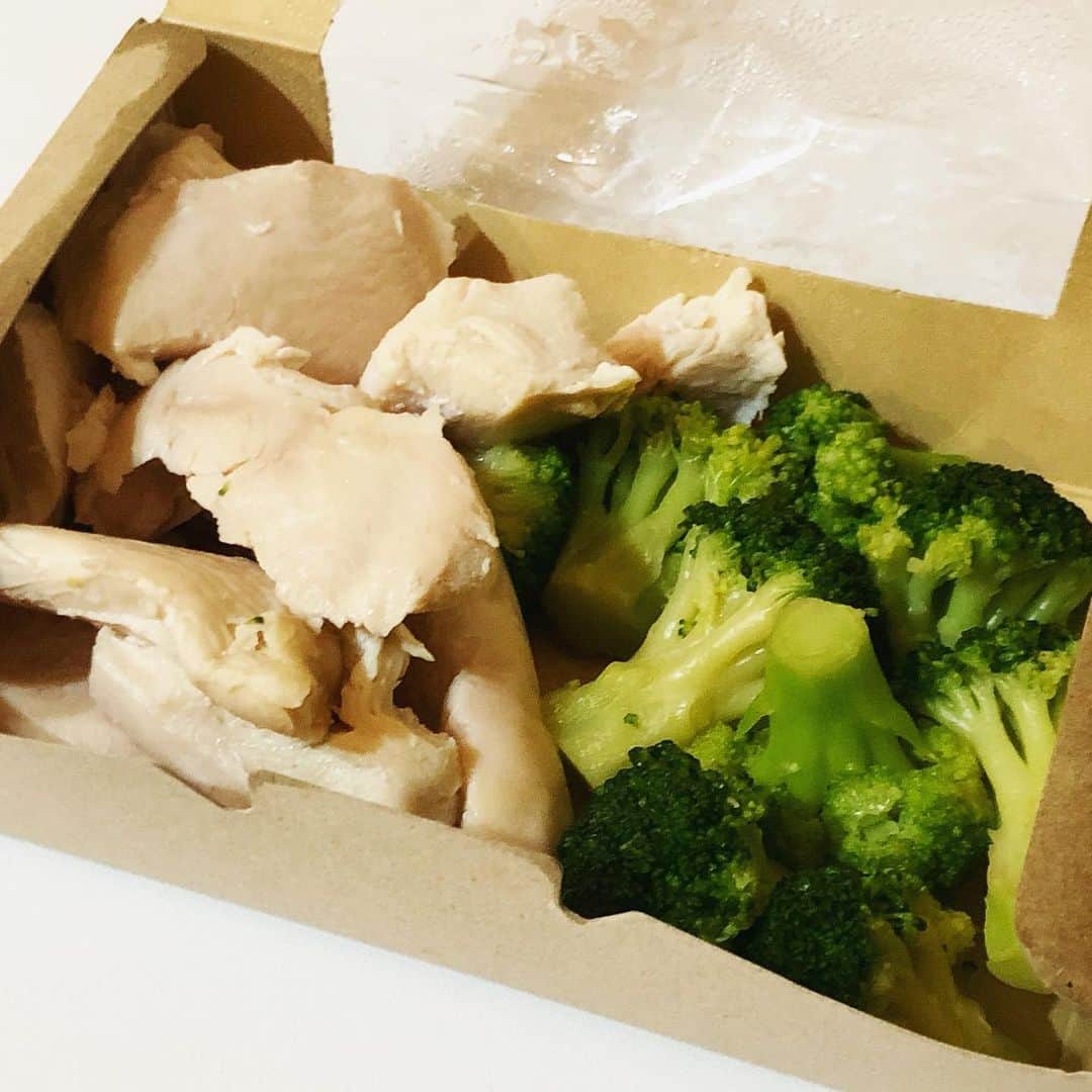 川戸沙羅のインスタグラム：「禁断のUbereatsに手を出してしまいました🧟‍♀️🔓  究極のブロッコリーと鶏胸肉🥦🐓  減量中、いくらでも作るからコレだけは絶対に手を出さない様にしてたんだけど、欲に負けてしまった🌪  でも、やっぱりすっっっごく美味しかったよ🥺💕  名前の通り究極だった👅🔝  #ubereats  #ウーバーイーツ  #究極のブロッコリーと鶏胸肉  #ダイエット #ダイエットメニュー  #低脂質  #高タンパク #高タンパク低カロリー  #港区グルメ  #ランチタイム  #低温調理」