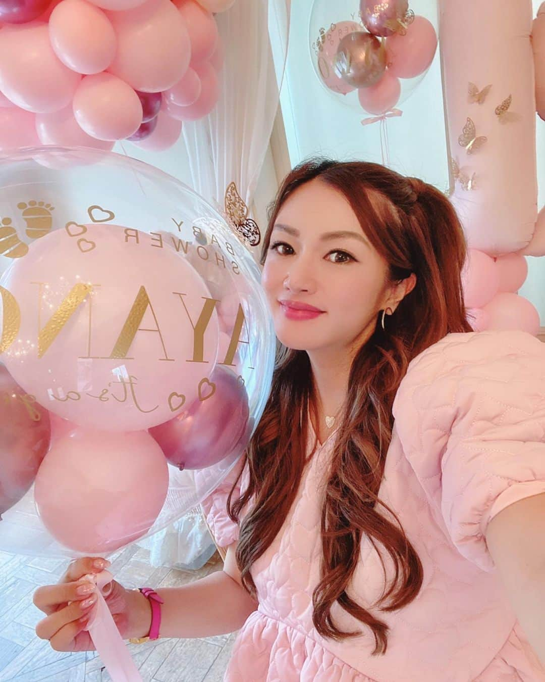 福王寺彩野さんのインスタグラム写真 - (福王寺彩野Instagram)「怒涛の #ayanosbabyshower 🎉連続投稿にお付き合いいただき誠にありがとうございました😂🙏🥺💓🙇‍♀️💦  さりげなくこの日（10/15）にアイコンもchangeしてたのだけど、👶🍼気づいてた方いるかな🥰⁉️💘🤰  38歳ラスト、ブリブリの服装だった理由はこれでした…🤣🎊 人生最後の妊婦生活だろうから思い残すことのないように、記念に😘💫笑 久しぶりにちゃんとお化粧して💄、髪の毛もエクステつけて、つけまつげまでしてみてました💖🤩🪅🥳  ちなみにこの名前入りの風船🎈✨✨🦋 @ballowerballoon オンラインストアでオーダー出来るようになったみたいなので気になる方は是非😍❣️🎁にもとってもお勧めです❤️  そして👸👉 #pinkprincessayano のInstagramオリジナルフィルターも良かったら是非使ってみてくださいね💞☺️🎀✨✨  #babyshower #babygirl #itsagirl #balloon #ballowerballoon #ベビーシャワー #女の子ベビー #女の子ママ #プレママ #妊婦 #臨月 #妊娠36週 #バルーン #ピンク #AHKAH #アーカー」11月14日 12時46分 - ayano_fukuoji