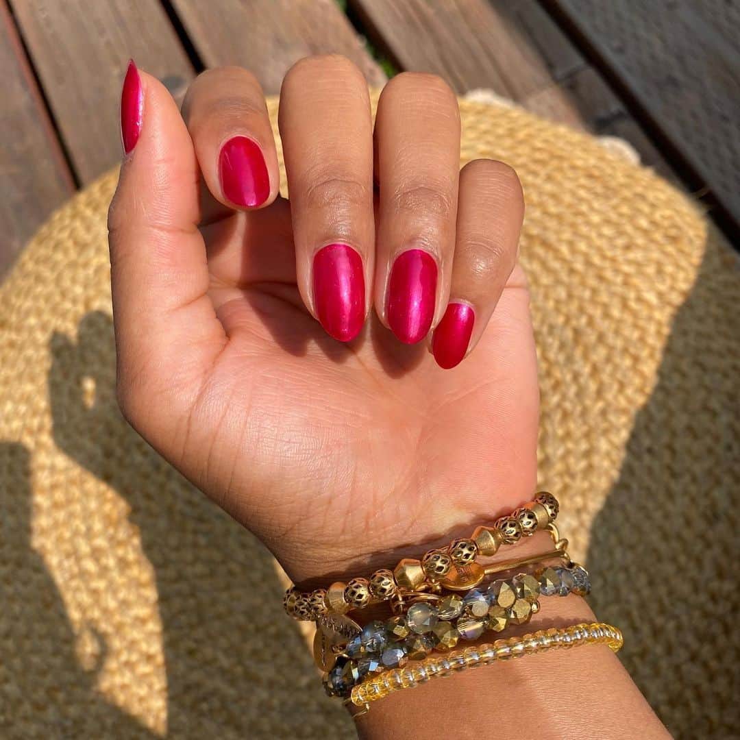OPIさんのインスタグラム写真 - (OPIInstagram)「#MerryinCranberry and our @alexandani bangles ✨  #OPIObsessed #ColorIsTheAnswer #NOTD #NailSwag #NailsOfInstagram #NailsOnFleek #NailPolish #Nails #OPI #jewelry #alexandani #red #rednails #holidaynails」11月14日 12時39分 - opi