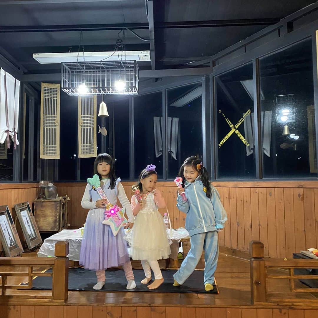 チョン・ダへのインスタグラム：「공주님들의  디너쇼&예술작품과 함께 한 어제의 바베큐.  네 맞아요🙋‍♀️ 맨날 굽고 굽고 또 굽습니다.  더 추워지면 바베큐도 끝나겠죠? 가을아 가지마~~~~~🍂  모슬포가 방어 축제를 할 만큼 방어가 유명하데요👍 그래서 그런지 서울에서 먹던 방어랑 다른맛!! 진짜 꿀맛 완전 맛있어요 👍 😍  꼭 모슬포 오셔서 방어 드셔보세요 제 입에는 참치보다도 맛있어요🤗  가는 가을은 아쉽고 오는 방어철은 반갑고.....😅  #딸래in제주 #제주도민 #제주일상 #일과리맛집 #소문난고깃집됨 #주문안받아요 #주인맘이에요 #바베큐장인되서떠날듯 #새로운인연이늘어나는제주도」