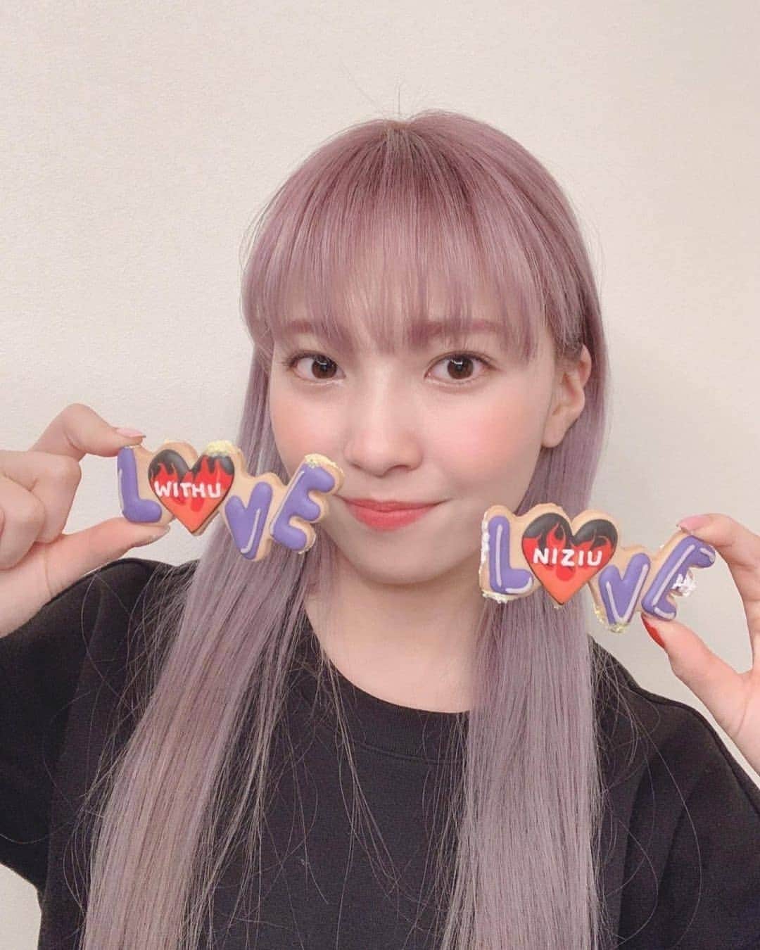 マユカ（小合麻由佳）さんのインスタグラム写真 - (マユカ（小合麻由佳）Instagram)「MAYUKAです〜🐱🌈 本日は私の誕生日でした！ 皆さんからメッセージを沢山頂くことができて、本当に嬉しかったです❣️🥺  これからも感謝の気持ちを忘れずに頑張って行きます！💪  皆さん大好きです〜💜💜💜  —————————————  MAYUKA입니다~🐱🌈 오늘은 제 생일이었습니다! 여러분께 메시지를 많이 받을 수 있어서 정말 기뻤어요❣️🥺  앞으로도 감사의 마음을 잊지 말고 열심히 하겠습니다!💪  여러분 정말 사랑해요~💜💜💜  #NiziU #MAYUKA #🐱🌈」11月14日 12時40分 - mayukaogou