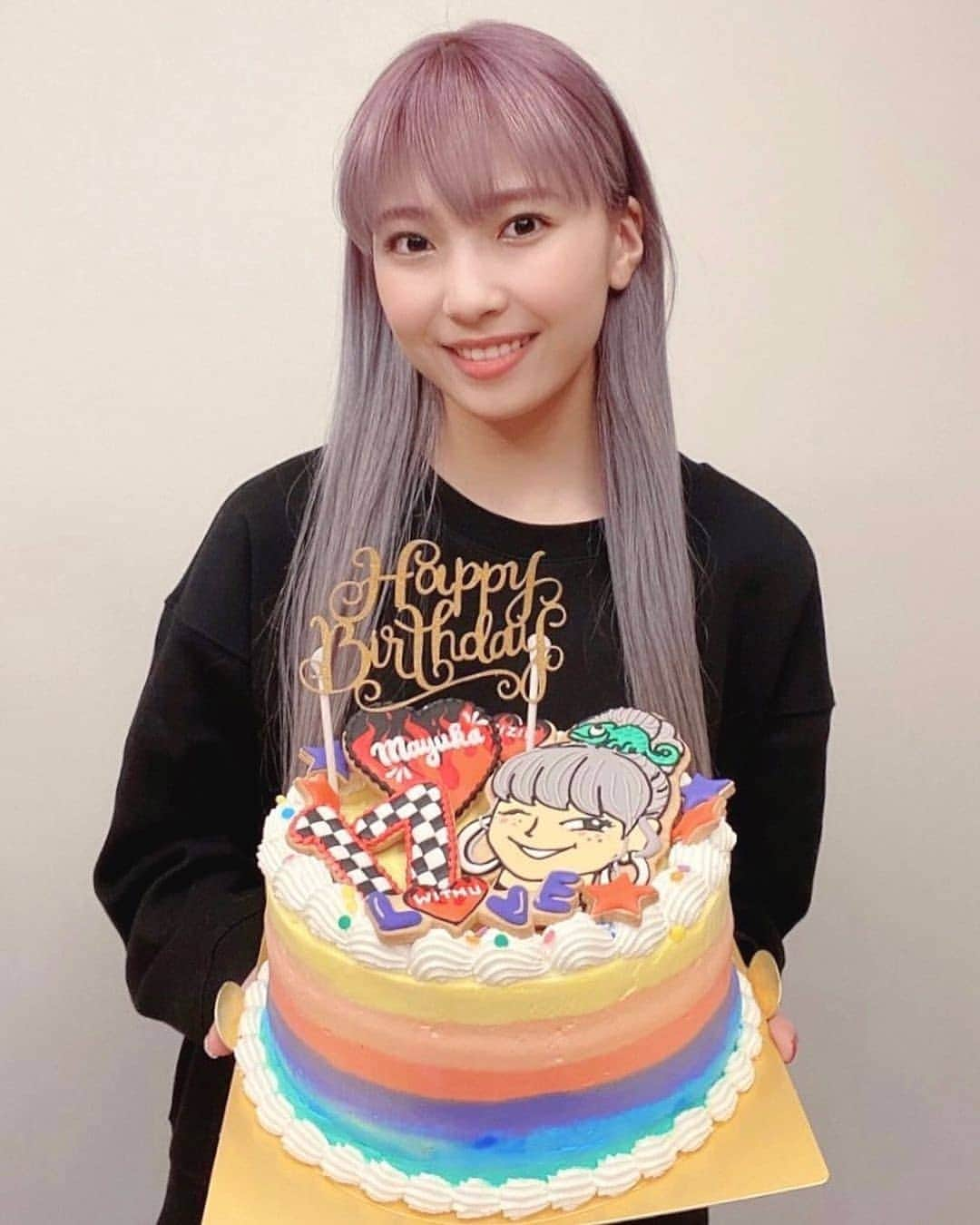 マユカ（小合麻由佳）のインスタグラム：「MAYUKAです〜🐱🌈 本日は私の誕生日でした！ 皆さんからメッセージを沢山頂くことができて、本当に嬉しかったです❣️🥺  これからも感謝の気持ちを忘れずに頑張って行きます！💪  皆さん大好きです〜💜💜💜  —————————————  MAYUKA입니다~🐱🌈 오늘은 제 생일이었습니다! 여러분께 메시지를 많이 받을 수 있어서 정말 기뻤어요❣️🥺  앞으로도 감사의 마음을 잊지 말고 열심히 하겠습니다!💪  여러분 정말 사랑해요~💜💜💜  #NiziU #MAYUKA #🐱🌈」