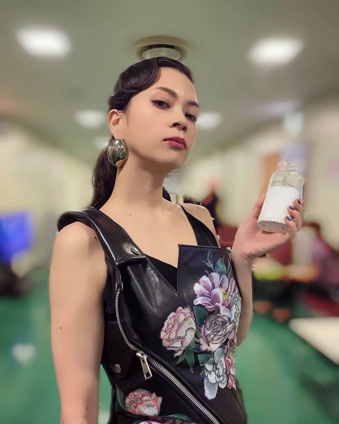 小柳ゆきのインスタグラム：「本日夜9:00 NHK-BSプレミアムで放送です‼️ 「歌える！J-POP 黄金のヒットパレード決定版！」  『be alive』とWANDSさんと『世界中の誰よりきっと』を歌います！  是非ご覧くださいませ😊  tops: @kanakokakimoto  styling: @stokyo.uma  hairmake: @takechanmanhappy   #歌う直前 #左手には吸入器 #吸入器が手放せない季節 #皆さんも乾燥にお気をつけくださいね」