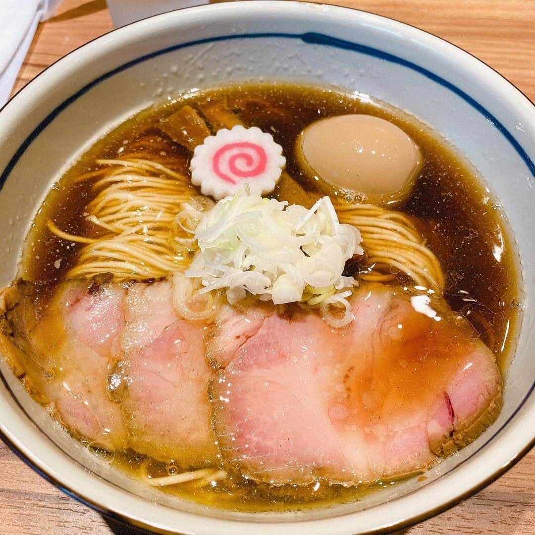 堀川絵美さんのインスタグラム写真 - (堀川絵美Instagram)「東京2日目に、弟の店に行きました。 今年1月に地元の豊中市から東京自由が丘に移転した「中華そば堀川」。行列できてました。移転してから初めて行きましたが相変わらず美味しかった！同期の男性ブランコ浦井、グリフォン國松も喜んでくれてたよ◎モンブラン発祥のケーキ屋さんでお茶してから帰りました！満喫〜 #中華そば堀川 #tryラーメン大賞新人賞  #となりの人間国宝さん  #弟完全に売れた #うまオーライ」11月14日 12時45分 - horipis