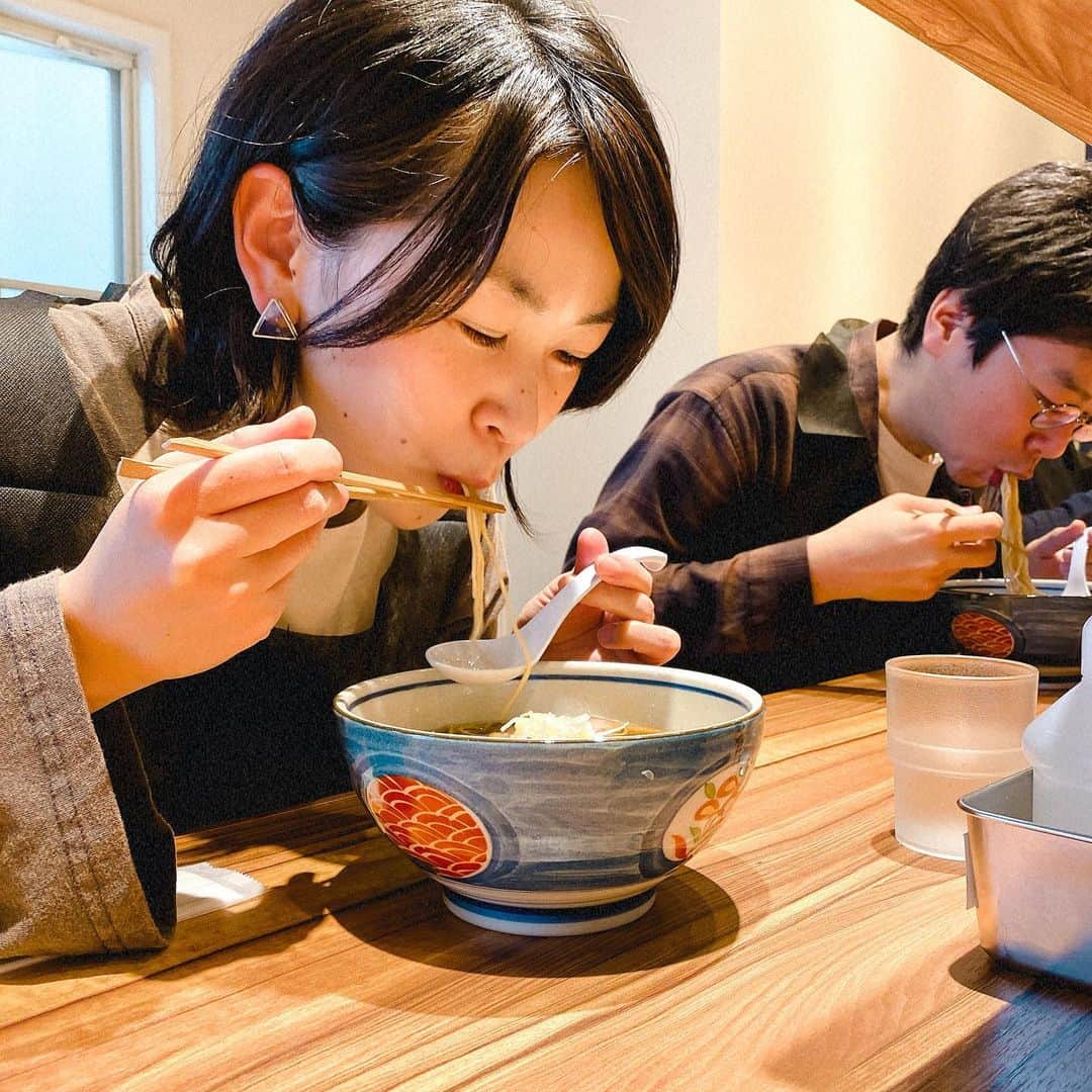 堀川絵美さんのインスタグラム写真 - (堀川絵美Instagram)「東京2日目に、弟の店に行きました。 今年1月に地元の豊中市から東京自由が丘に移転した「中華そば堀川」。行列できてました。移転してから初めて行きましたが相変わらず美味しかった！同期の男性ブランコ浦井、グリフォン國松も喜んでくれてたよ◎モンブラン発祥のケーキ屋さんでお茶してから帰りました！満喫〜 #中華そば堀川 #tryラーメン大賞新人賞  #となりの人間国宝さん  #弟完全に売れた #うまオーライ」11月14日 12時45分 - horipis