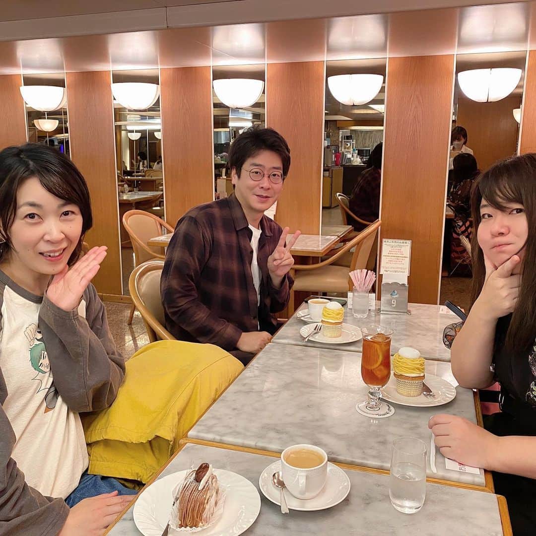 堀川絵美さんのインスタグラム写真 - (堀川絵美Instagram)「東京2日目に、弟の店に行きました。 今年1月に地元の豊中市から東京自由が丘に移転した「中華そば堀川」。行列できてました。移転してから初めて行きましたが相変わらず美味しかった！同期の男性ブランコ浦井、グリフォン國松も喜んでくれてたよ◎モンブラン発祥のケーキ屋さんでお茶してから帰りました！満喫〜 #中華そば堀川 #tryラーメン大賞新人賞  #となりの人間国宝さん  #弟完全に売れた #うまオーライ」11月14日 12時45分 - horipis