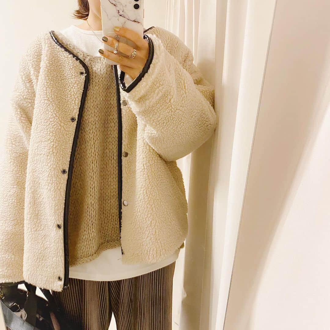 aiaiのインスタグラム：「𝓬𝓸𝓸𝓻𝓭𝓲𝓷𝓪𝓽𝓮  miteのショートボアコート モコモコが可愛い。  @mite__official   ✺✺  ゆるっとしたVネックニットは @naning9_jp でした  ✺✺  ✺✺  #mite  #ショートボアコート  #ボアコート  #フリースコート   コーデの詳細はブログに書いています ☟☟ http://s.ameblo.jp/aiai987654  #fashion#outfit#style#coordinate#instagood#ootd#pic#instapic#コーデ#コーディネート#スタイリング#プチプラコーデ#本日のコーデ#大人カジュアル#プチプラ  #カジュアル #ニット #アラフォー #アラフォーコーデ #アラフォーファッショ#ワイドパンツ#ベージュ#ベージュコーデ」