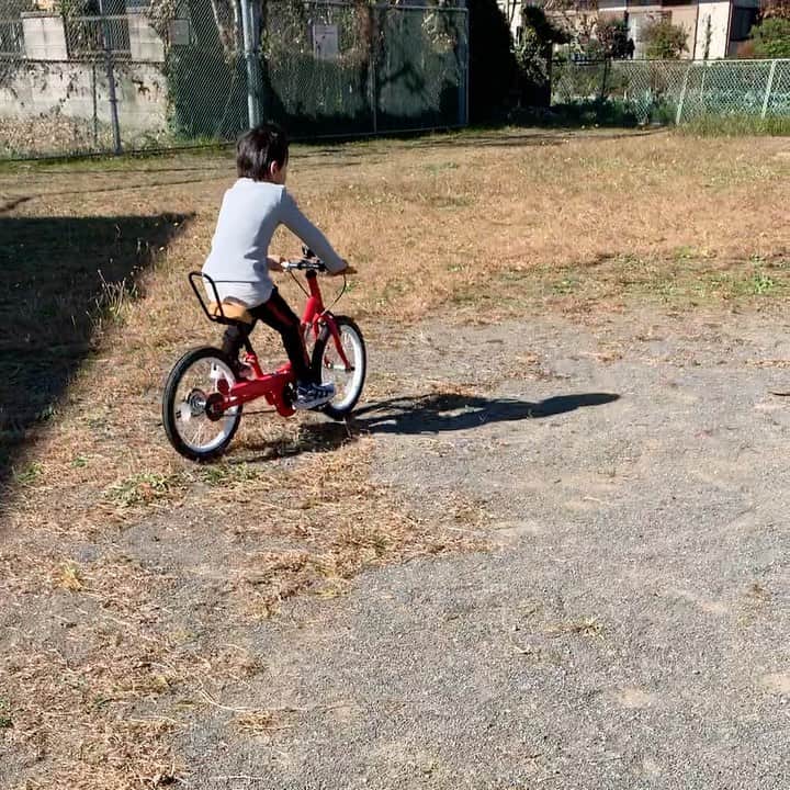 町田亜里香のインスタグラム：「自転車を買ってもらって🚲 パパがいる時に何回か練習して 練習2回目で乗れるように🚲 やっぱストライダーすごいな😱😱 . . この自転車にしたのは、 後ろに持つとこがついてるのと じゅきが気に入ったから 練習用のつもりだったのに思いのほか すぐ乗れてしまった😬 . . 1年生までこの自転車使って 自転車で遊びに行く2年生には また違うのを買わないとだな🥺 ちなみにじゅなは自転車🚲ではなく なぜかみんな歩きなんだよな🚶‍♂️。 私が小学生の頃は自転車だったのにな🥴 . コロナで自転車デビューも 遅くなっちゃったけど😱 じゅなより早く乗れてさすが2人目✌️ . アンジェも一緒🐩ˊ˗  . #6歳 #6歳男の子 #自転車デビュー  #自転車練習 #ストライダー」