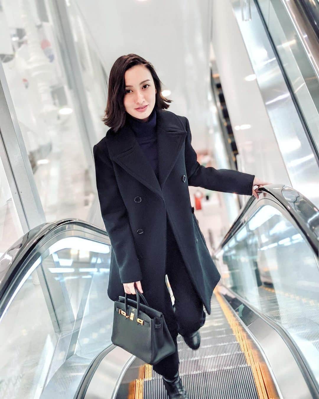 前田紀至子のインスタグラム：「今年もコートはじめました。 ちょっとだけ肩は凝るけれど、やっぱり冬の装いって愉しい。」