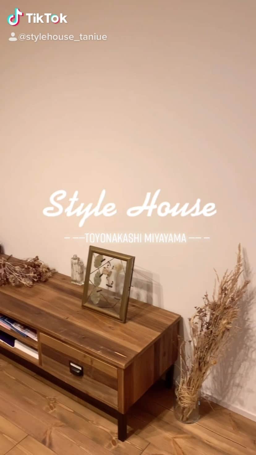のインスタグラム：「さがしにいこう、じぶんスタイル。 ========== 他の施工事例は、@stylehouse_taniueからご覧になれます！😁 ========== 私たちは創業49年目を迎える、#大阪 を中心に#注文住宅のかっこいい工務店 として事業している#stylehouse です。 #和泉市 に本社を構えて、これまで年間150棟以上の #理想のお家 を建ててきました。 #花博住宅展示場 と #千里住宅公園 の2か所に展示場もございますので、お近くに寄られた際はぜひ自慢の #ショールーム をご見学くださいませ♪ あなたの #好きな場所 や #収納アイデア 、 #オシャレな家に住みたい という想いを、ぜひ聞かせてください。 #土地探し から#オシャレなお家 を建てることまで、お客様の #家づくり にまつわるあらゆることをサポート！ #わが家に恋する をテーマに、多くのお客様を笑顔にしてきた、 #一級建築士 や #女性空間設計士　、#プランナー があなたの #理想の家づくり をカタチにします！ ========== 弊社ホームページでは、毎週各地でイベントを実施しております！  @stylehouse_taniue の紹介欄からホームページに移動できますので、ぜひご覧ください😊✨  h」