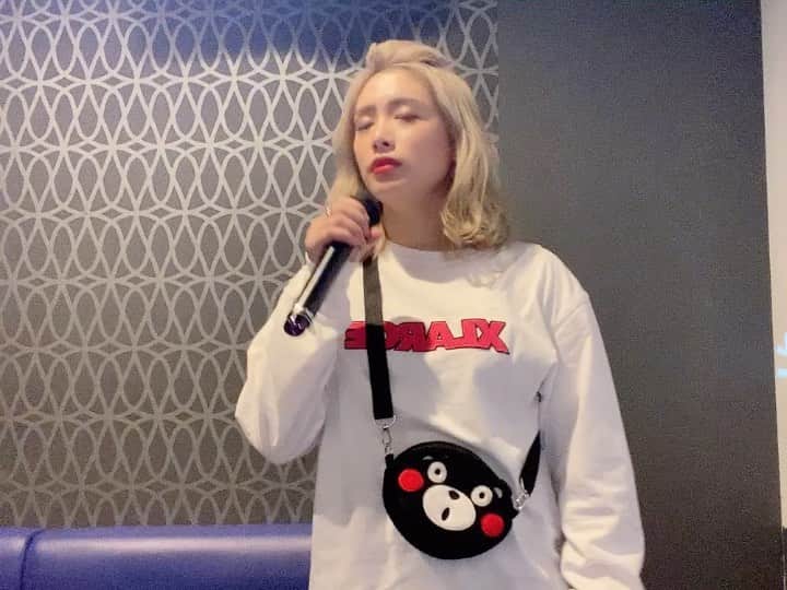 acaneのインスタグラム：「#acanecover  『さよならの向こう側 / 山口百恵』  リクエストいただいた懐ソンを歌った🙌🍃  フルはYouTubeにもうすぐ出ます🤫💕 YouTubeはもうすぐで13万人！ みんなチャンネル登録してね？？✨  #山口百恵 #さよならの向こう側 #acane #coversong #song #カラオケ #路上ライブ #くまモン」