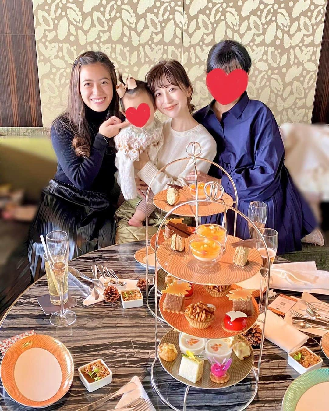 水野佐彩さんのインスタグラム写真 - (水野佐彩Instagram)「・ やっと再開された マンダリンのアフタヌーンティー🍰❤️ 待ってました〜🥺 やっぱり美味しいです。 大好きですマンダリン🥺❣️ ベビーカーを横につけられる席にしてくださったので 娘もソファで快適そうに立って楽しんでいました😅笑 一緒にお座りしてケーキを食べる日が 待ち遠しいです🥺← でも母と妹のおかげで いつもより少しゆっくり 美味しい紅茶が楽しめました🥰💕💕 #アフタヌーンティー #マンダリンオリエンタル東京 #マンダリンオリエンタル #マンダリンアフタヌーンティー #familyday」11月14日 12時52分 - saaya_mizuno