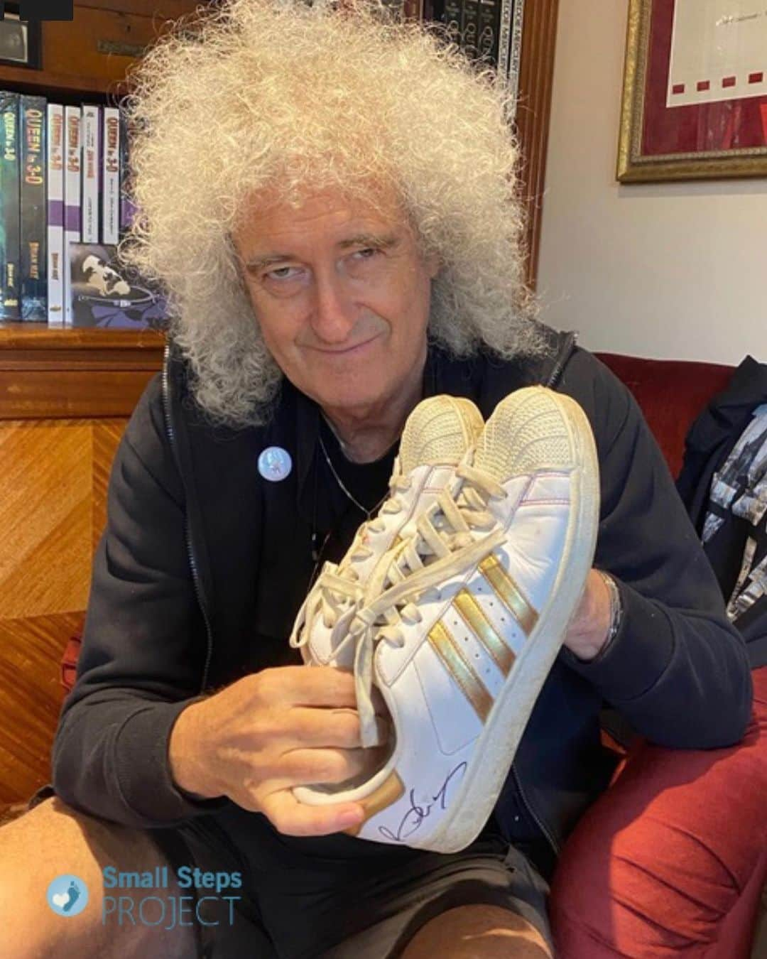 ブライアン・メイさんのインスタグラム写真 - (ブライアン・メイInstagram)「Why auction shoes ? Such a small thing.  But please swipe and watch the video (in 2 parts). How can we allow our world to be this way ? This tiny charity is taking literally small steps to rescue these children. But surely we should be bringing the mighty force of our still rich economies to bear on this terrible situation in which children live in poverty, squalor and danger ? Well, we can start with shoes.  But please think on it, folks.  Bri」11月14日 12時54分 - brianmayforreal