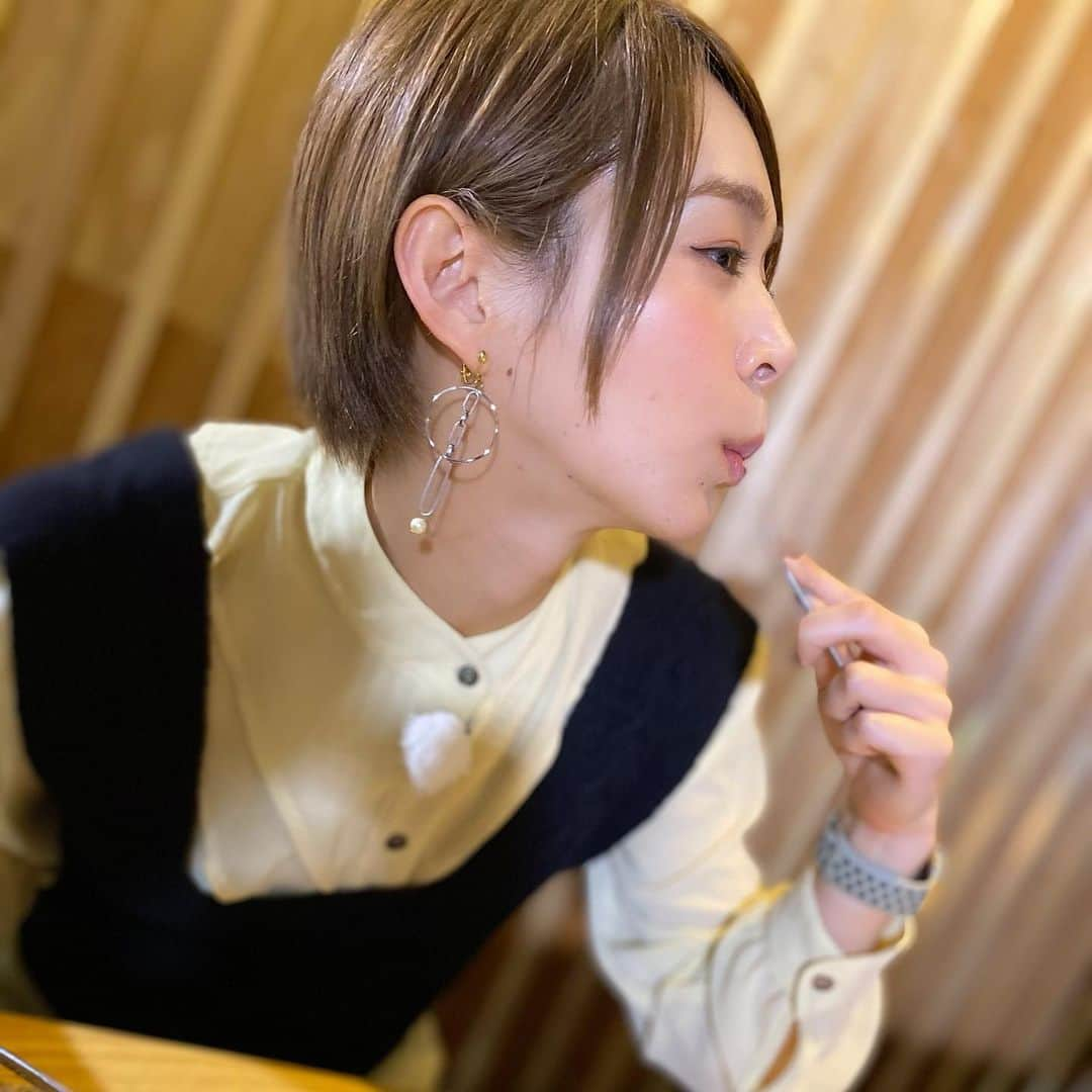 酒井瞳さんのインスタグラム写真 - (酒井瞳Instagram)「今回もほんとたくさん宮崎の美味しいを食べましたぁぁ🤤❤️ 美味しい食べ物って人を幸せにするよね🥺💕 今回も美味しい幸せをくれた多くのシェフに感謝🙏 みなさんの気になるお店はどこかなー？？ 来週から私も #よかばん 登場するので観てください😆✨  最後の写真は美味しすぎてロケ終わっても食べ続けてる私と、美味しい匂いだけでサンドイッチとおにぎりを食べるスタッフさん🤣👏笑　ほんと愉快な現場🤣‼️笑  #宮崎 #umk #うまミヤザキ #美味しい #幸せ #いただきます #ごちそうさまでした #グルメ #食べるの大好き #もぐもぐタイム」11月14日 12時55分 - s.sakaihitomi