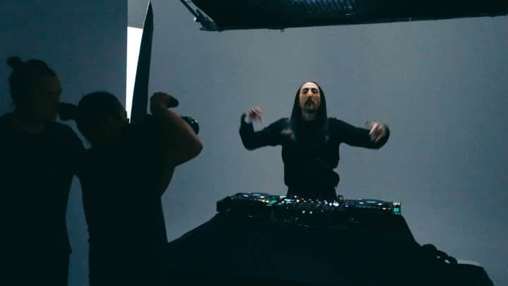 林俊傑のインスタグラム：「⠀ Sneak peek of our upcoming collaboration Not Tonight! @steveaoki ⠀ ⠀ 2020.11.30 00:00AM (UTC+8)⠀ 2020.11.29 08:00AM (PST)⠀ Coming Soon!⠀ ⠀ 🔗 https://lihi1.com/AU5qf⠀ ⠀ #JJSteveAokiNotTonight⠀ #SteveAoki #JJLINLikeYouDo⠀ #NotTonight」