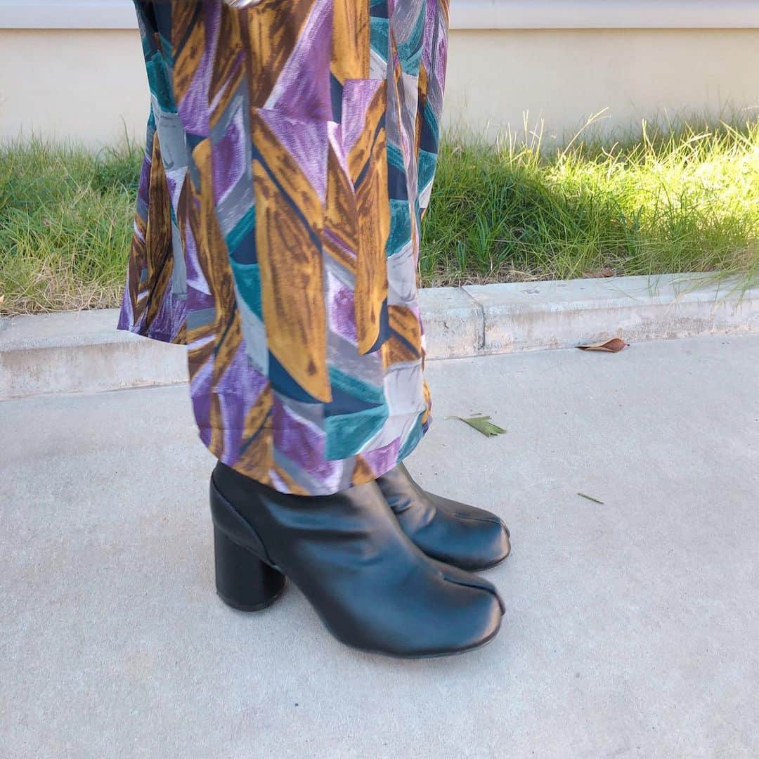 Kikuno Sayumiさんのインスタグラム写真 - (Kikuno SayumiInstagram)「〻print skirt〻 ・ ・ ・ ブラックコーデに柄スカートを合わせたコーデ𓇠 足元は @sesenta_official の#足袋ブーツ ヒールが太めで安定感◎ 普通の薄手の靴下で履けたよ👢 ・ 洋服は上下 @grl_official ♡♡ ・ ・ #ファッション#コーデ#fashion#ママ#ママコーデ#プチプラコーデ#大人カジュアル#ヘアアレンジ#大人可愛い#옷스타그램#シンプルコーデ #mamagirl#ママリ#ママリファッション#locari#秋コーデ#オン眉#ヘアアレンジ#GRL#グレイル #sesenta #セセンタブーツ #プチプラコーデ #秋冬新作 #赤ちゃんのいる生活#男の子ママ」11月14日 13時01分 - sayumikikuno