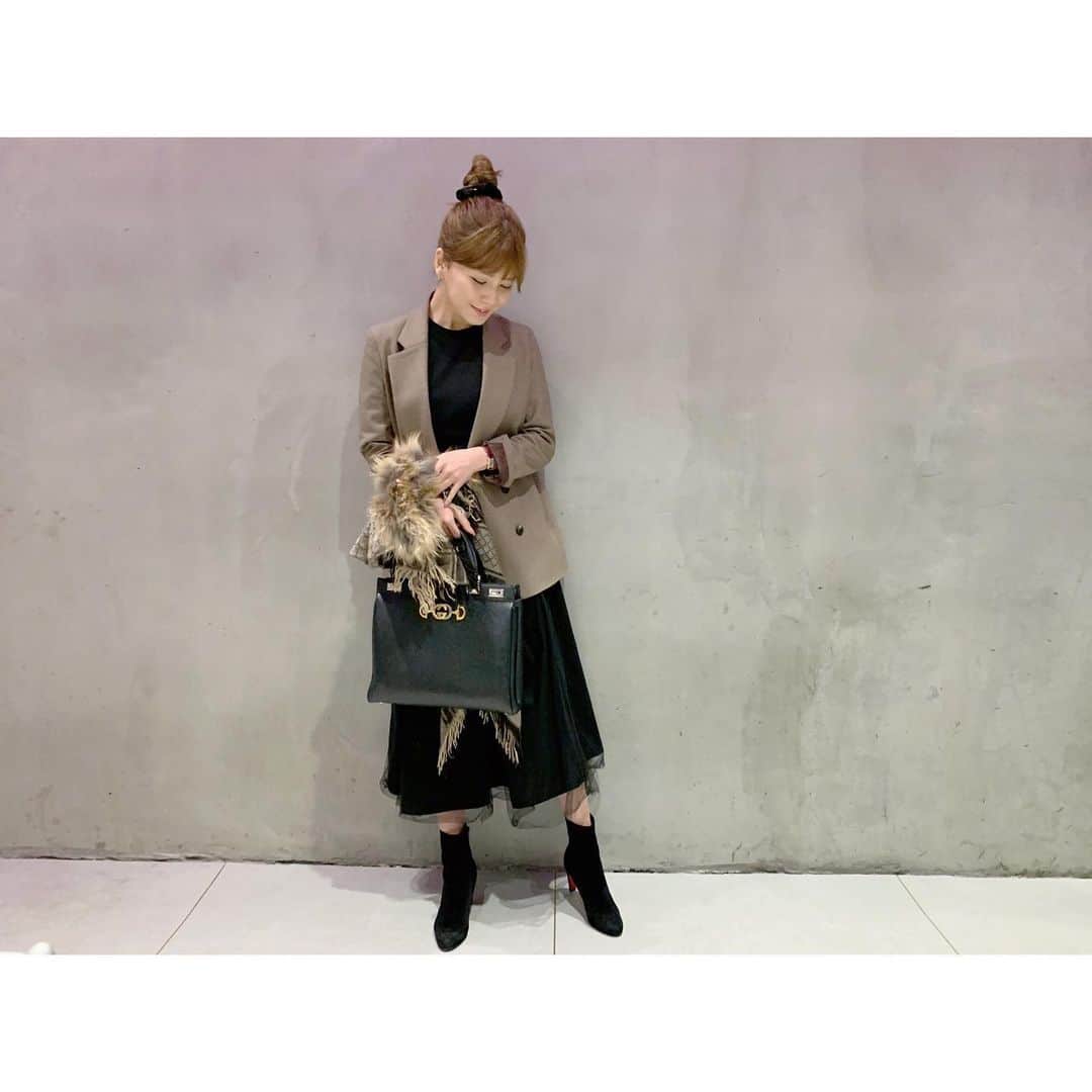 宇野実彩子さんのインスタグラム写真 - (宇野実彩子Instagram)「.﻿ 会った人のほとんどが褒めてくれたコーデでした、 嬉しかったぁ🙊💓﻿ ﻿ハイウェストだからめちゃスタイルアップなチュールスカートは @lavanda.jp のAWです🖤﻿」11月14日 13時02分 - misako_uno_aaa