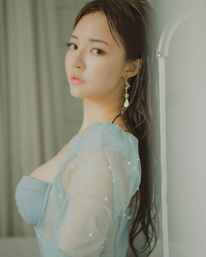 YingTzeさんのインスタグラム写真 - (YingTzeInstagram)「Mermaid 💋✨ _ My last photoshoot with my long hair ! 😂 For those asking why did I cut my hair ~ I was on hair extensions for 2 years. It felt great and I love the long hair but I think it’s time let my hair rest a little. ( not because I’m heart broken ahhh 😂) _ This photoset will be available as Patreon Reward in November. Rewards will be sent on 15th. ▶️ www.patreon.com/yingtze _ 📸 @pressthebutton.tv  #blessed #girlwithlonghair #wethair #portraitphotography #portrait」11月14日 13時02分 - yingtze