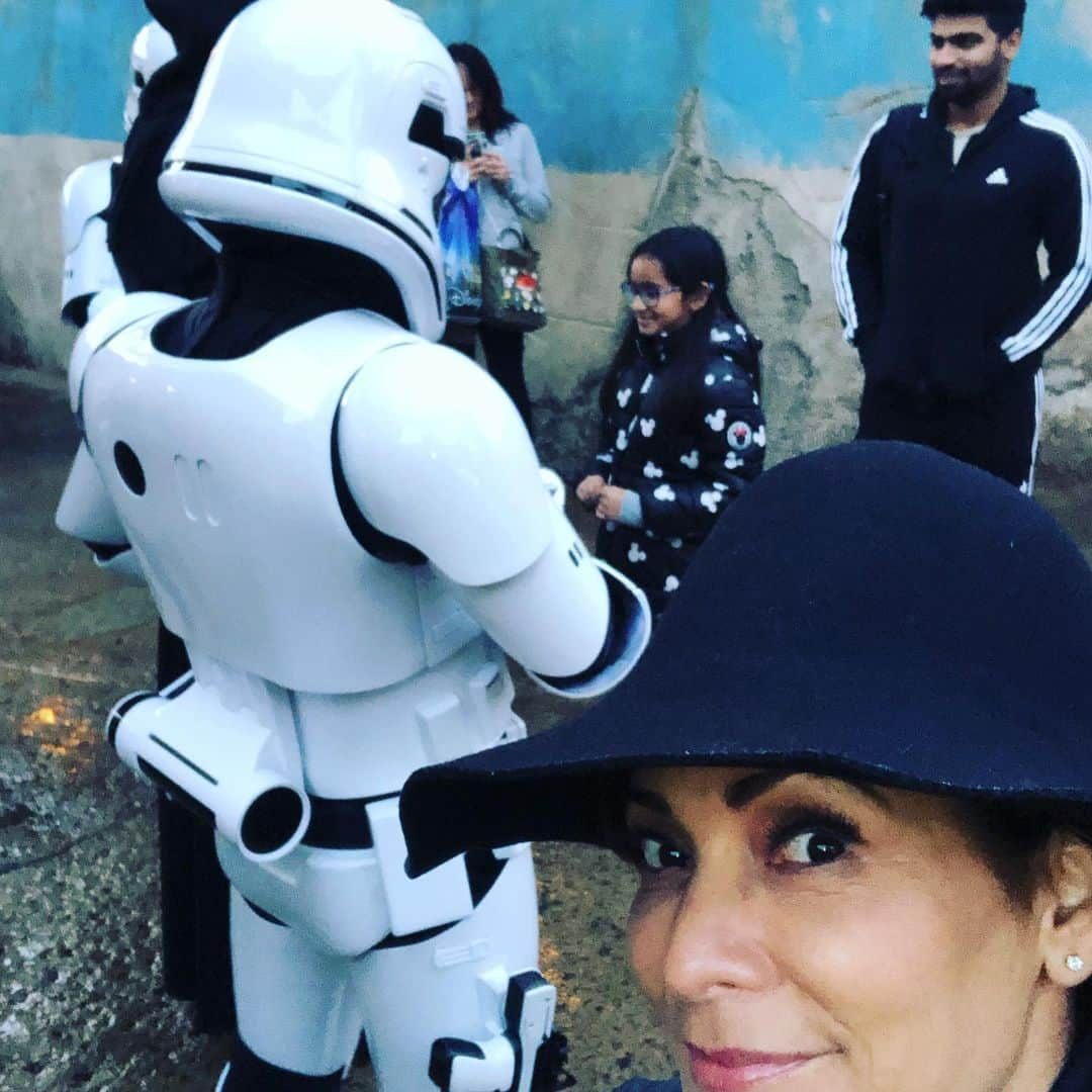 コンスタンス・マリーさんのインスタグラム写真 - (コンスタンス・マリーInstagram)「#FBF to that time in 2019, when I wanted to pinch that #Stormtrooper s butt soooo bad! 😂🤪 Of course, I didn’t!  But in my mind, I DID! #StarWars #Nerd #Friday #Disneyland #CaliforniaAdventure」11月14日 13時02分 - goconstance