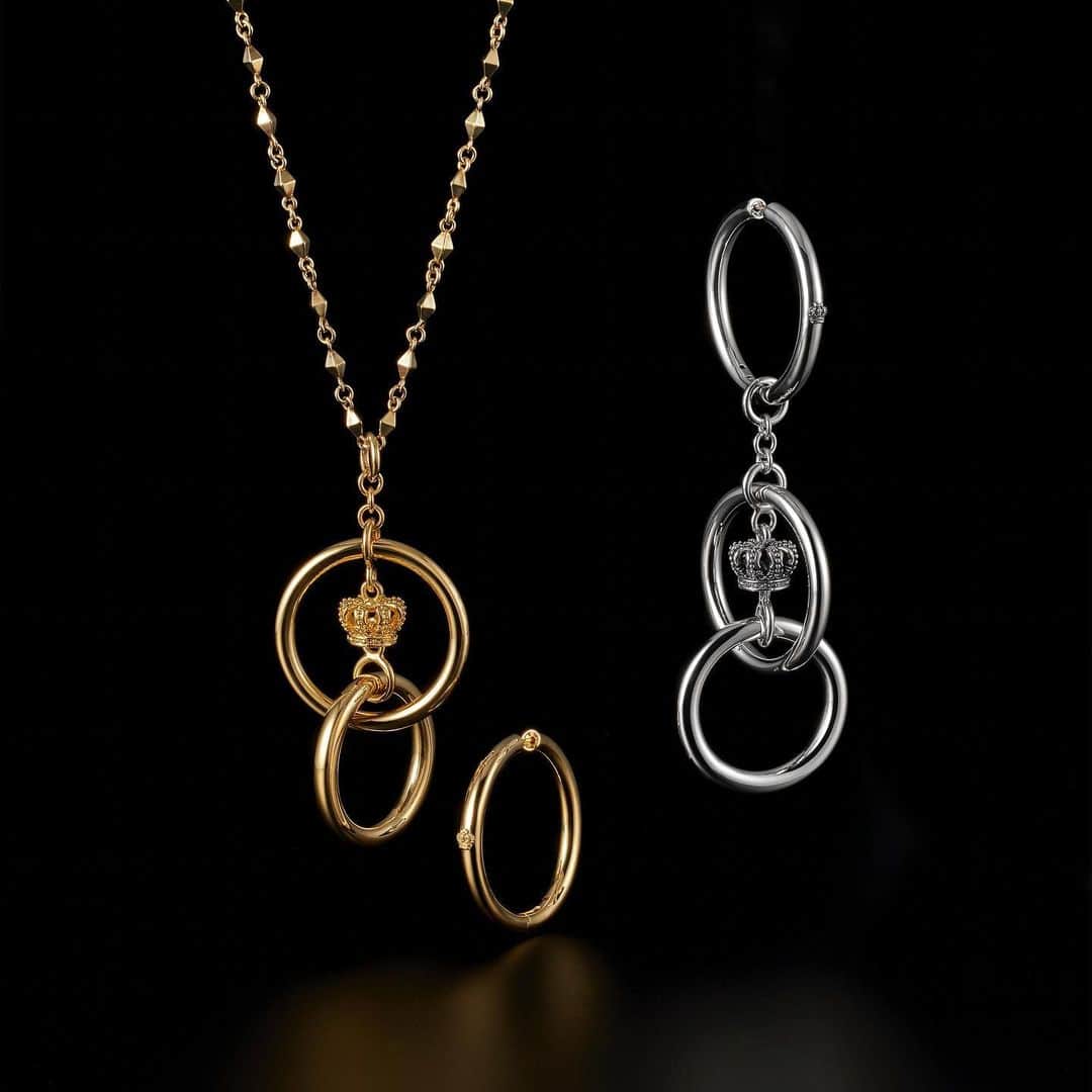 ジャスティンデイビスのインスタグラム：「2020 AW COLLECTION   “TRIPLE JOY” Earring ⠀ 耳に負担なくつけられるようにパイプ状に軽く製作した大ぶりのピアス、 フープのみのスタイル またフープを外すとペンダントとしてコーディネート可能な 3wayで楽しめるトリプルジョイピアス ⠀ #justindavis  #ジャスティンデイビス」