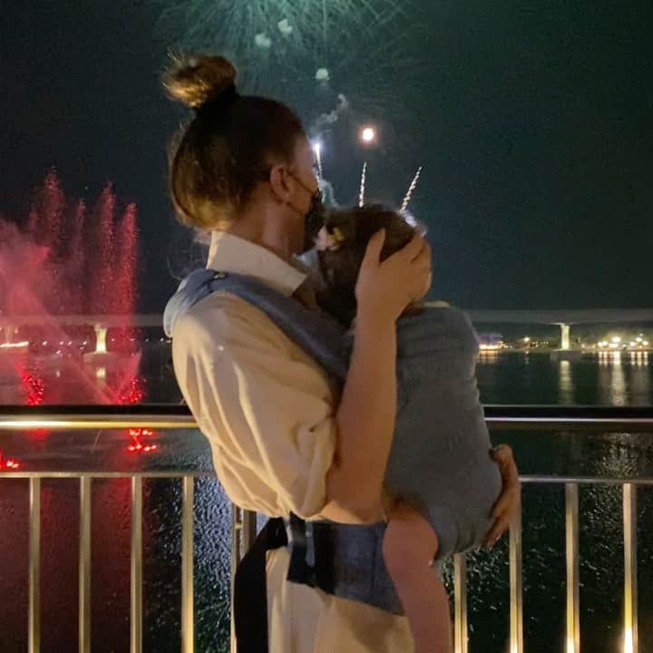 エイミー・ウィラートンのインスタグラム：「😍I was determined to find some #fireworks and well ...only in #Dubai 🎇 My baby girls first , I realise I’m setting the bar rather high here ... good thing she will remember all this 🙄💥 ... These were to celebrate #diwali2020 @meshicodubai @thepointepalm #spectacular #pinchmeimdreaming 🎇」