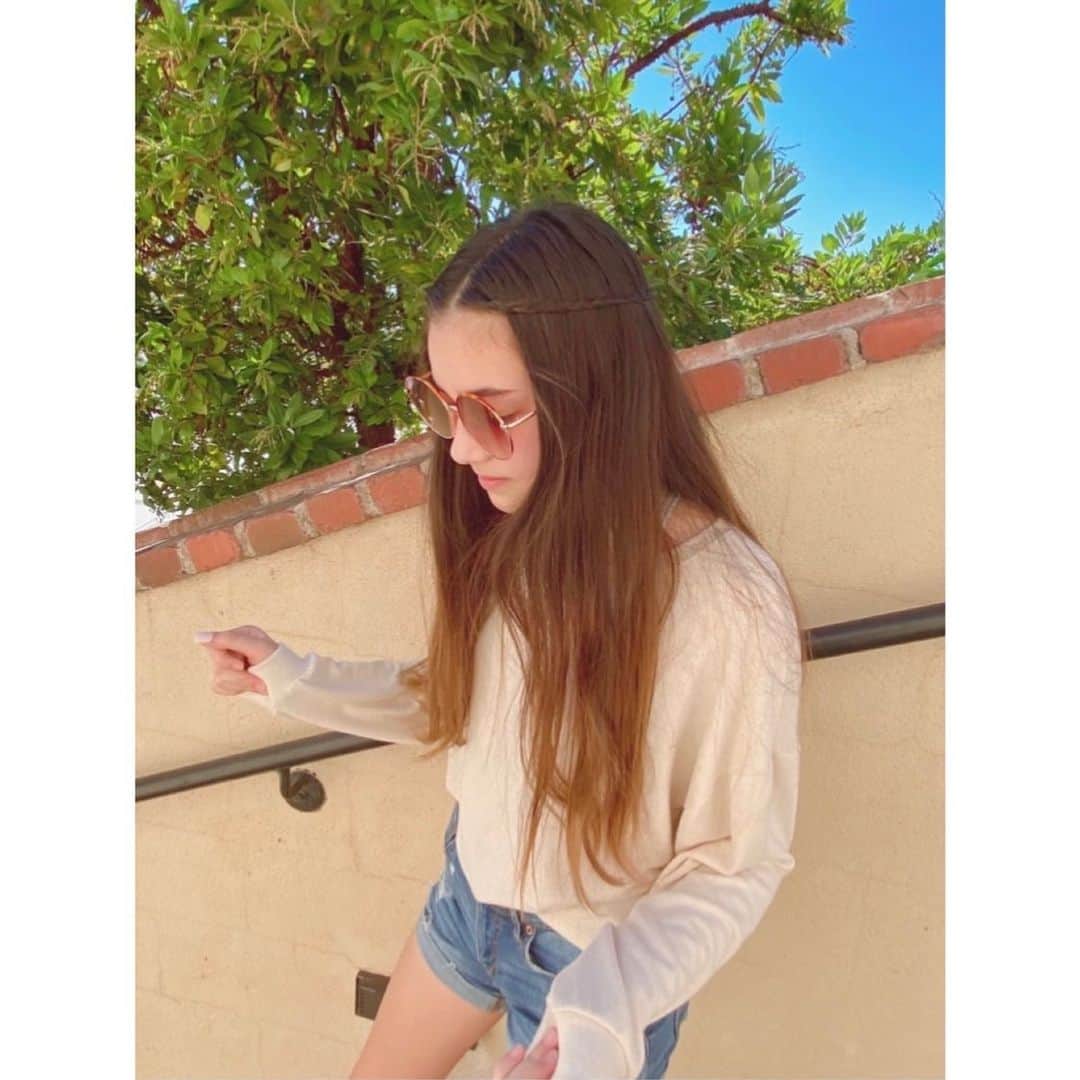 のインスタグラム：「Hello👋こんにちは！Hola! 안녕하세요! 你好! Bonjour! Ciao! Aloha🌺 ﻿ ﻿ ﻿ ﻿ ﻿ ﻿ ﻿ ﻿ ﻿ ﻿ ﻿ #西海岸ファッション　#古着　#サングラス #ロングヘアアレンジ　#中学2年生 #staysafe #teensfashion #streetfashion ﻿ #로스앤젤레스  #구제패션　#14살﻿」