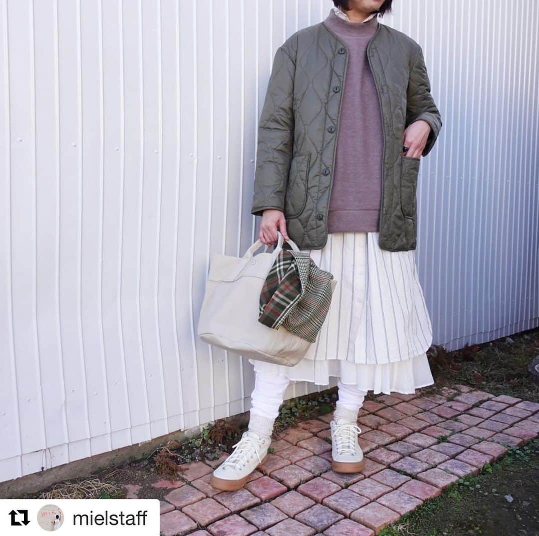 アールエフダブリューさんのインスタグラム写真 - (アールエフダブリューInstagram)「#Repost @mielstaff with @get_repost ・・・ メインアウターとしても ライナーとしても使える キルティングジャケット。 前後で表情の違うデザインもポイント！ 中にはふわふわなビッグサイズのプルオーバーを♪  モデル身長165cm #ジャケット #g #グラム  #プルオーバー #kelen #シャツワンピース #tumugu #スカート #veritecoeur #天竺パンツ #veritecoeur #バッグ #anvocoeur  #スニーカー #rfw #ストール #glenprince   @g_gram32  @kelen_ladies  @tumugu_official  @anvocoeur  @veritecoeur_atelier  @rfwtokyo  @glenprinceofgb」11月14日 13時09分 - rfwtokyo