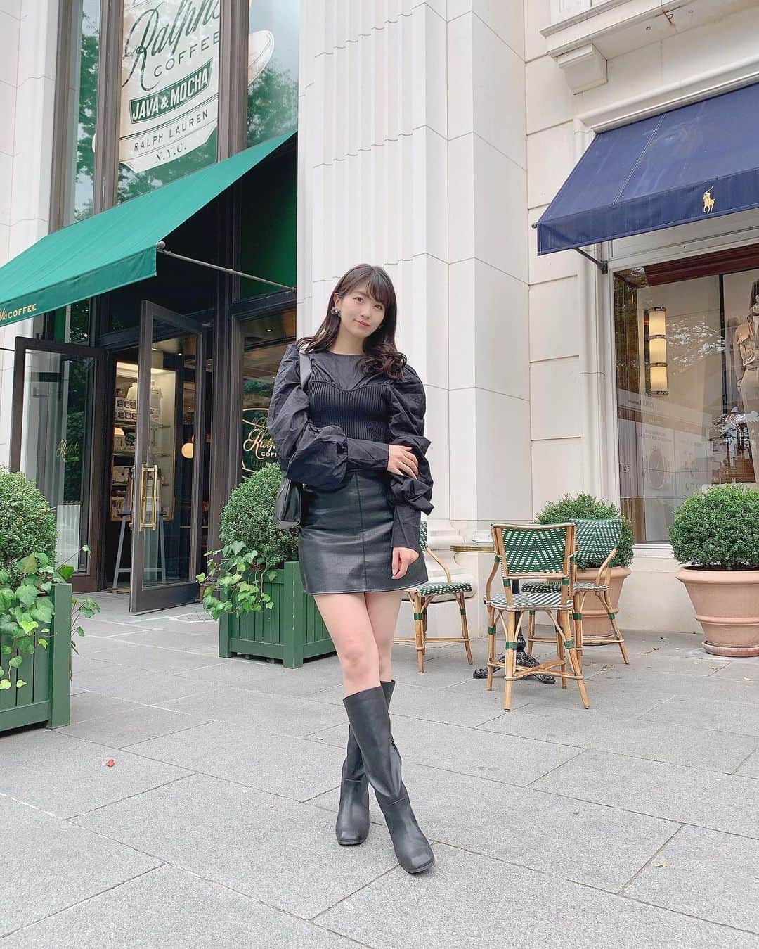 のインスタグラム：「Black code🖤 . . #コーデ記録 👗 #tops : #zara #skirt : #grl #boots : #majesticlegon  #bag : #wego . . #ラルフローレン #ラルフローレンカフェ #ralphlauren #ralphlaurencafe #omotesando #harajuku #原宿 #表参道 #原宿カフェ #表参道カフェ #blackcode #blackfashion #outfit #outfits #outfitoftheday #ootd #ブラックコーデ #黒コーデ #ralphscoffee」