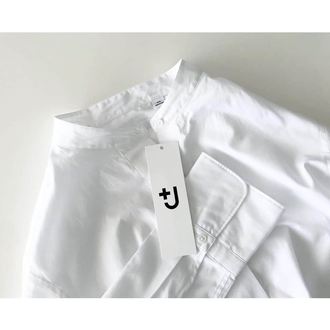 kumiのインスタグラム：「+Ｊ☺︎☺︎ 絶対に欲しかったノーカラーシャツ。 カフスのデザインも、裾の後ろが長めになっているデザインもすごくかっこいい＊  シンプルな中にいくつものスパイス🌿 ジルサンダーコラボのシャツがこの値段で買えるなんてすごいなぁ。 ユニクロ様、ありがとうございます♡🙏🏻  #uniqlo #jilsander #プラスJ」