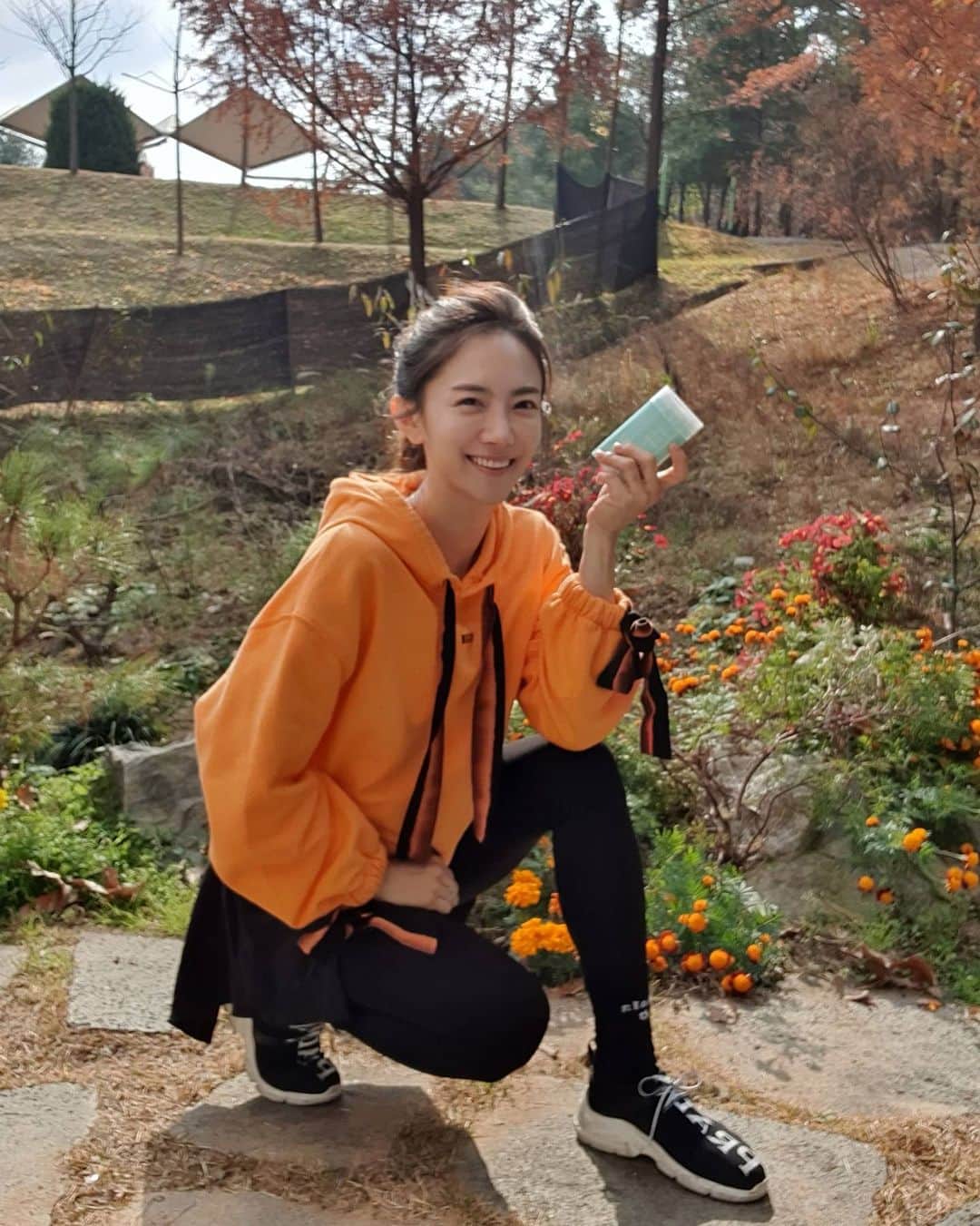 ユ・ハナのインスタグラム：「울퉁불퉁 보기싫은 셀룰라이트 시간이 지날수록 단단해지는 것이 특징이래요. 그래서 체중을 감량했어도 예쁘지않은 라인 울퉁불퉁 셀룰라이트는 그대로 남아있는 경우가 많아요.   쿨슬림탱글크림ㅡ셀라이트크림은 이런 고민들을 해결하기위해 만들어졌어요.  운동할 시간은 없고 저녁마다 붓는 다리가 힘들고 셀룰라이트때문에 여름에 반바지도 잘 못입는다면 추천해요💜 또, 땀폭크림으로 열운동 후 시원하고 간편한 마사지를 원한다면 꼭 같이 쓰셔서 시너지효과를 보시길 바래요.   이젠 피부무자극테스트완료, 인체적용시험까지 완료된, 제약회사가 만든 검증된 제품을 사용하세요.   🧡」