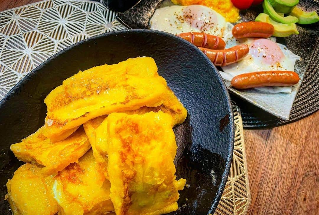 のインスタグラム：「急に#フレンチトースト　が食べたくなって、贅沢に　#乃が美 の食パンで🍞作ったら超絶うまかっちゃん🤤🍽  #朝食 #breakfast #自炊男子  #へいへいきっちん #料理#cook#朝ごはん」