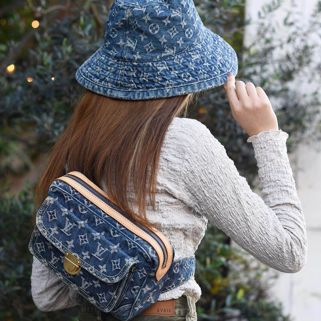 Vintage Brand Boutique AMOREさんのインスタグラム写真 - (Vintage Brand Boutique AMOREInstagram)「Louis Vuitton Monogram Denim Bum bag & Hat by Marc Jacobs.  📌Both items are available online Bum Bag : AO28531 Hat : AO30123  ✈️Free Shipping Worldwide 📩DM for more info ➡️info@amorevintagetokyo.com   #amoregentleman  #アモーレジェントルマン #アモーレトーキョー #ヴィンテージルイヴィトン　#vintagelouisvuitton」11月14日 13時19分 - amore_tokyo