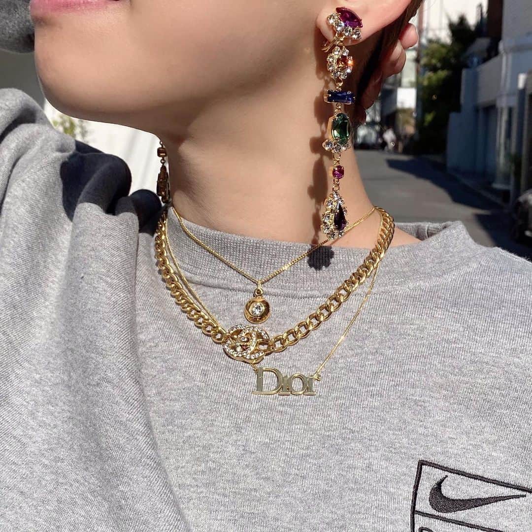 Vintage Brand Boutique AMOREさんのインスタグラム写真 - (Vintage Brand Boutique AMOREInstagram)「CHANEL 96A TURNLOCK RHINESTONE GOLD CHAIN PENDANT NECKLACE ⇨ On website search for AO29914  CHANEL BIJOU GOLD NECKLACE PENDANT  ⇨ On website search for AO30131  *The clip-on earrings and Dior Necklace are not for Sale  #vintagechanel #chanelearrings #AmoreVintage」11月14日 13時30分 - amore_tokyo