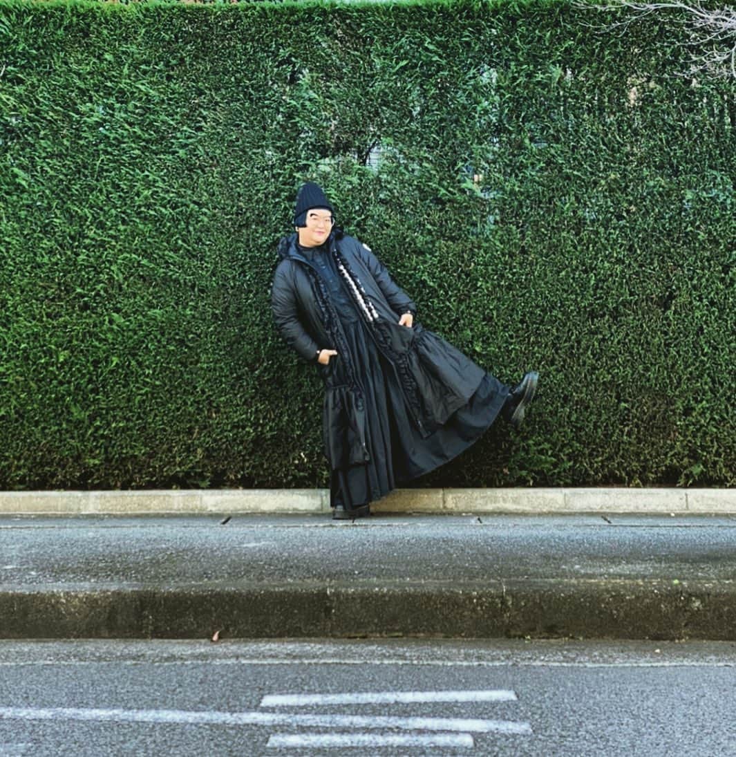 のインスタグラム：「冬のロケも増えてきて、あっと言う間にダウンの季節が到来です。 なんだかんだアウター好きな私でありまして、すごい数を持ってますが、やっぱりポイントになるのが大好きだなーと。つくづく。  11月11日（水）〜12月25日（金） 伊勢丹新宿店 冬のキャンペーン『MIDWINTER ANTHEM』で 「わたしの冬の定番アイテム」を紹介しています。 https://www.mistore.jp/shopping/event/shinjuku_e/mid_winter_10 可愛くこのコートをイラストにおこしてもらいましたー！」