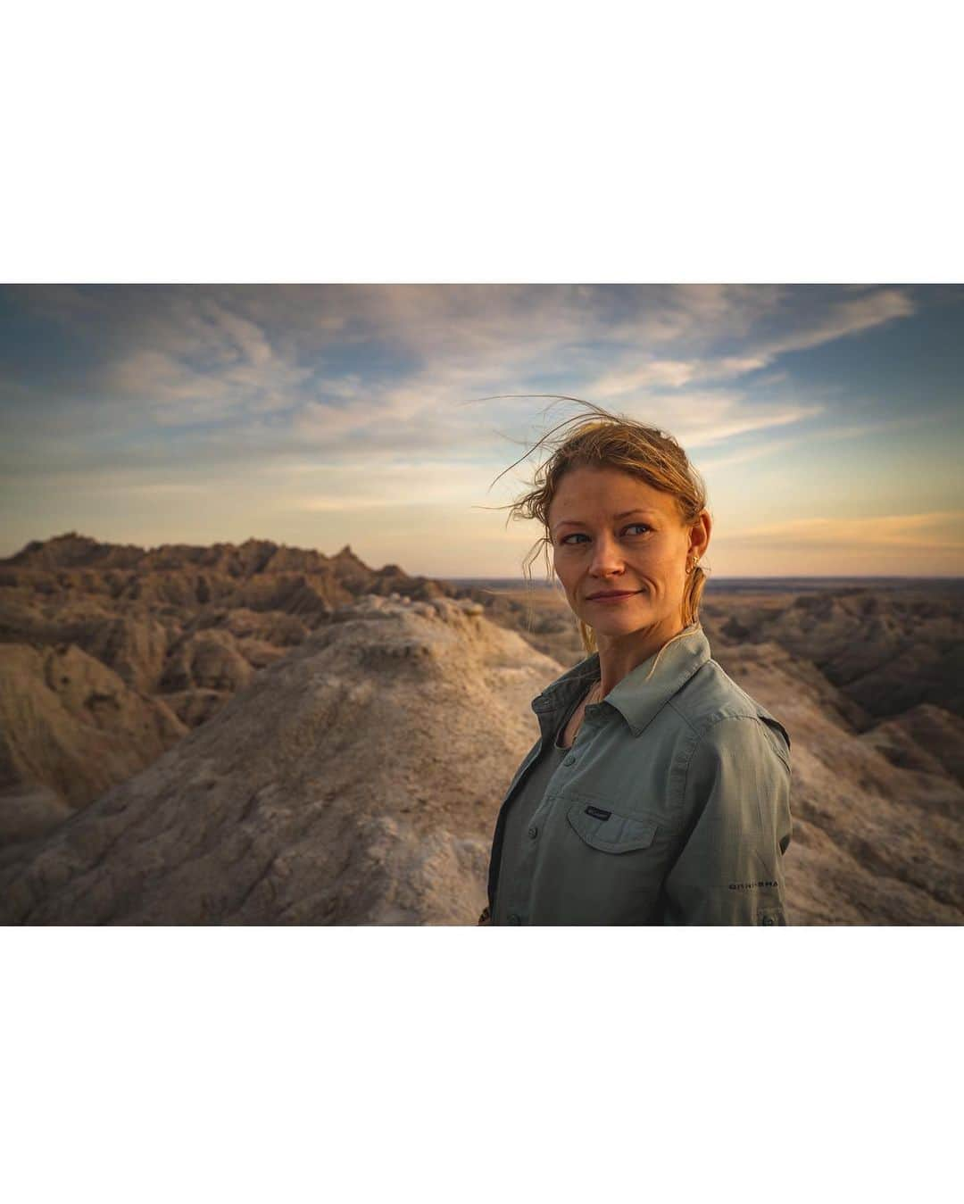 エミリー・デ・レイヴィンさんのインスタグラム写真 - (エミリー・デ・レイヴィンInstagram)「Badlands pt 2. I mean seriously guys!! The Badlands is so Bad ass!!(Yeah, I know. My Mum puns are getting real good in 2020 😂)  If you haven’t been here, & are able to one day, I highly recommend! My time exploring Americas National & State Parks on this RV adventure I’m on with my family is so healing & humbling. Forever grateful we’re able to see & explore such incredible landscapes, especially during this incredibly challenging time.  Breathe. Love. Live. Life... oh such a gift 💝   📸: @eb.photogeography  (pls follow!)   #badlands #southdakota #rvlife #lifeontheroad #nature #healing #thankful #magical」11月14日 13時25分 - emiliede_ravin