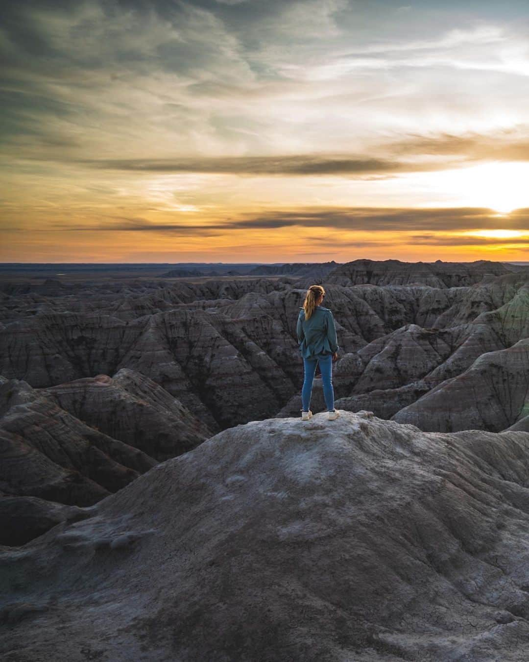 エミリー・デ・レイヴィンさんのインスタグラム写真 - (エミリー・デ・レイヴィンInstagram)「Badlands pt 2. I mean seriously guys!! The Badlands is so Bad ass!!(Yeah, I know. My Mum puns are getting real good in 2020 😂)  If you haven’t been here, & are able to one day, I highly recommend! My time exploring Americas National & State Parks on this RV adventure I’m on with my family is so healing & humbling. Forever grateful we’re able to see & explore such incredible landscapes, especially during this incredibly challenging time.  Breathe. Love. Live. Life... oh such a gift 💝   📸: @eb.photogeography  (pls follow!)   #badlands #southdakota #rvlife #lifeontheroad #nature #healing #thankful #magical」11月14日 13時25分 - emiliede_ravin